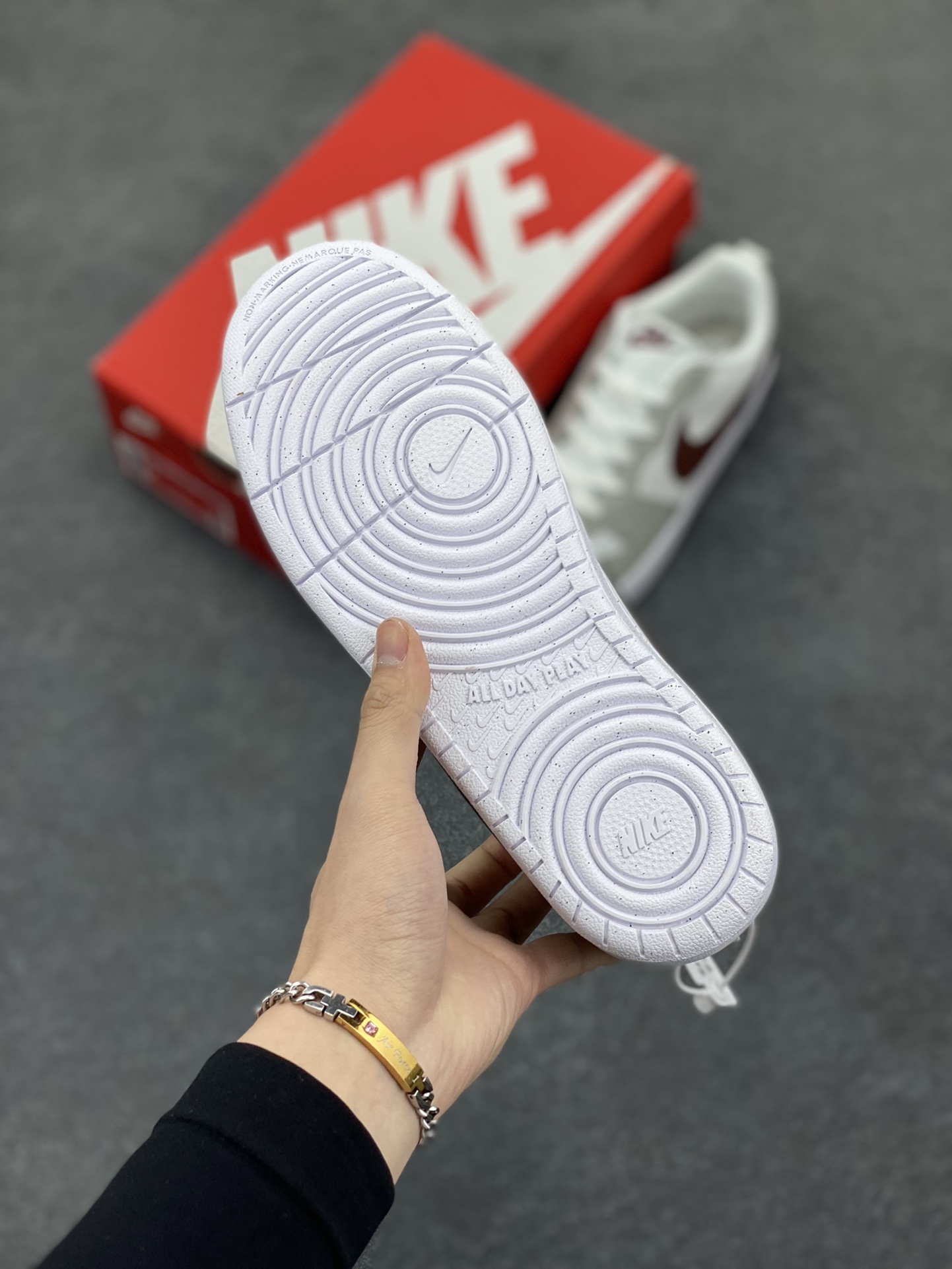 图片[5]-福利特价 Nike Court Borough Low 低帮百搭透气休闲运动板鞋男女鞋 经典耐用的设计，兼顾舒适脚感和出众风范，演绎匠心之作。结构性的支撑贴合感结合复古篮球设计，塑就场外全明星风范。 货号：FZ1024-100 尺码：36 36.5 37.5 38 38.5 39 40 40.5 41 42 42.5 43 44 45-选品中心