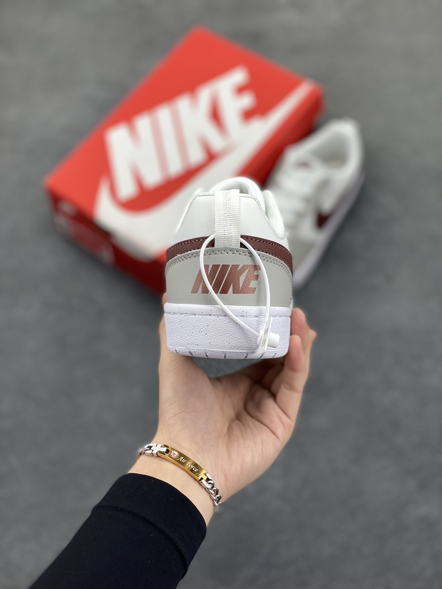 图片[4]-福利特价 Nike Court Borough Low 低帮百搭透气休闲运动板鞋男女鞋 经典耐用的设计，兼顾舒适脚感和出众风范，演绎匠心之作。结构性的支撑贴合感结合复古篮球设计，塑就场外全明星风范。 货号：FZ1024-100 尺码：36 36.5 37.5 38 38.5 39 40 40.5 41 42 42.5 43 44 45-选品中心