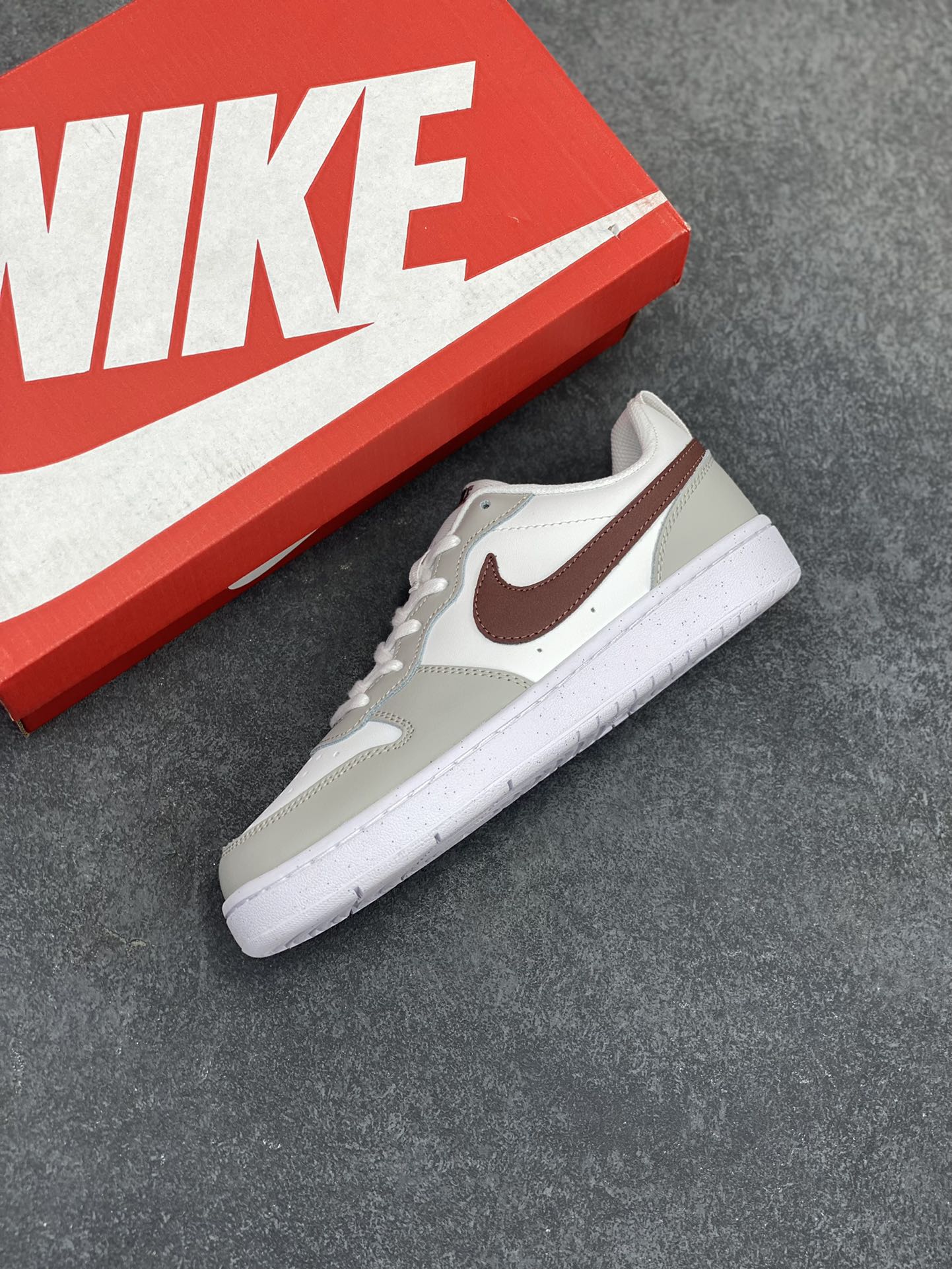 图片[7]-福利特价 Nike Court Borough Low 低帮百搭透气休闲运动板鞋男女鞋 经典耐用的设计，兼顾舒适脚感和出众风范，演绎匠心之作。结构性的支撑贴合感结合复古篮球设计，塑就场外全明星风范。 货号：FZ1024-100 尺码：36 36.5 37.5 38 38.5 39 40 40.5 41 42 42.5 43 44 45-选品中心