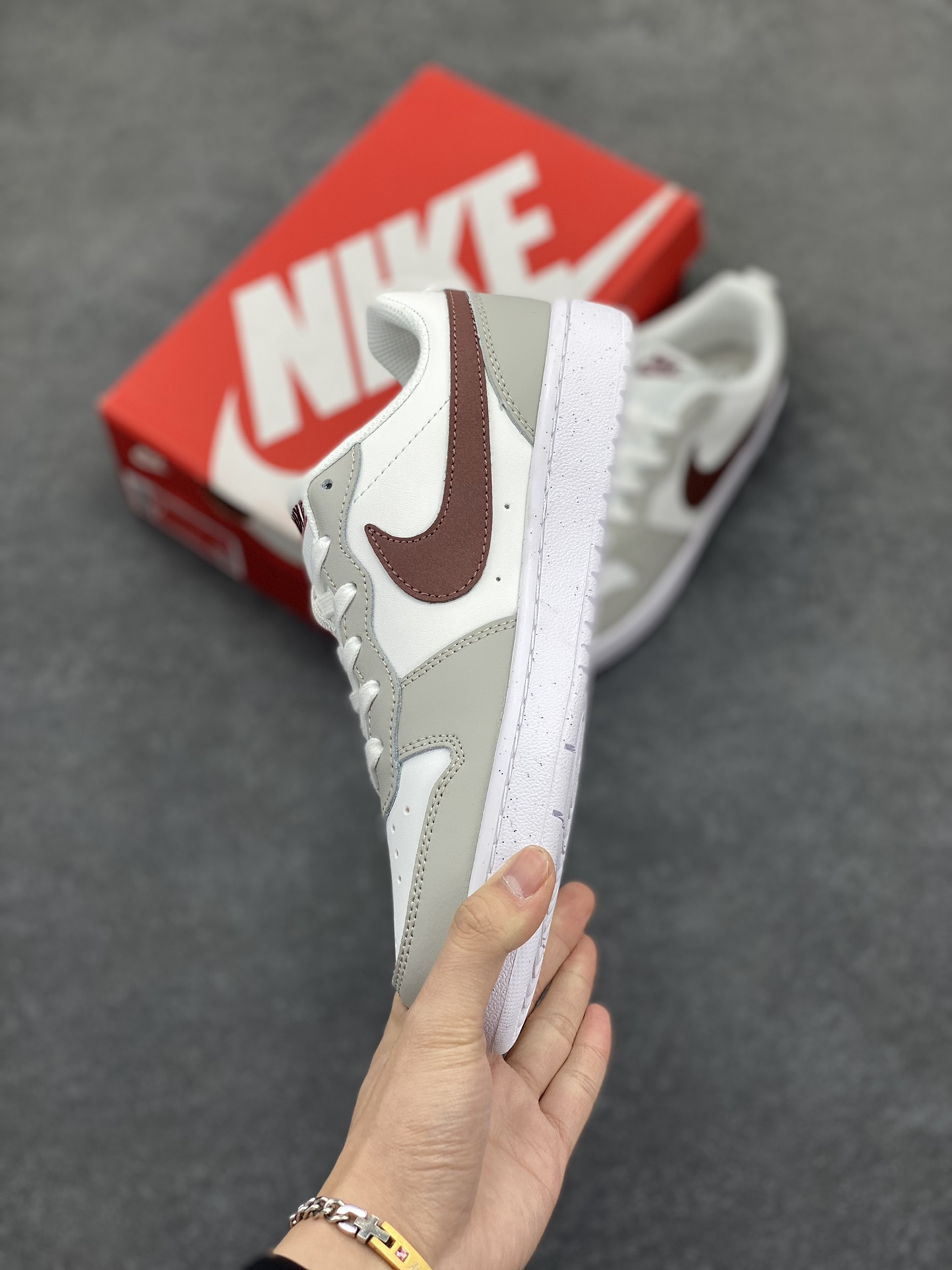 图片[3]-福利特价 Nike Court Borough Low 低帮百搭透气休闲运动板鞋男女鞋 经典耐用的设计，兼顾舒适脚感和出众风范，演绎匠心之作。结构性的支撑贴合感结合复古篮球设计，塑就场外全明星风范。 货号：FZ1024-100 尺码：36 36.5 37.5 38 38.5 39 40 40.5 41 42 42.5 43 44 45-选品中心