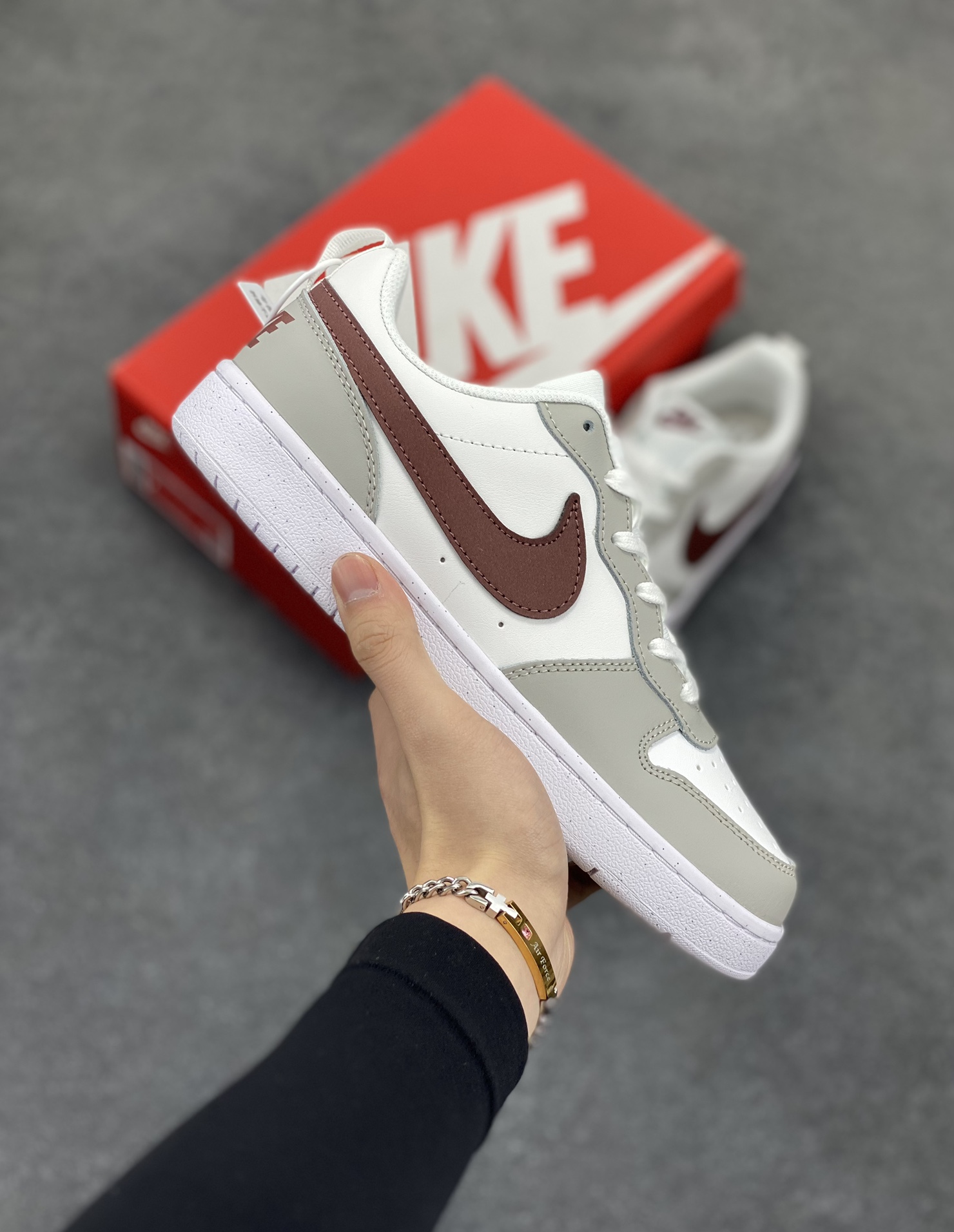 福利特价 Nike Court Borough Low 低帮百搭透气休闲运动板鞋男女鞋 经典耐用的设计，兼顾舒适脚感和出众风范，演绎匠心之作。结构性的支撑贴合感结合复古篮球设计，塑就场外全明星风范。 货号：FZ1024-100 尺码：36 36.5 37.5 38 38.5 39 40 40.5 41 42 42.5 43 44 45-选品中心