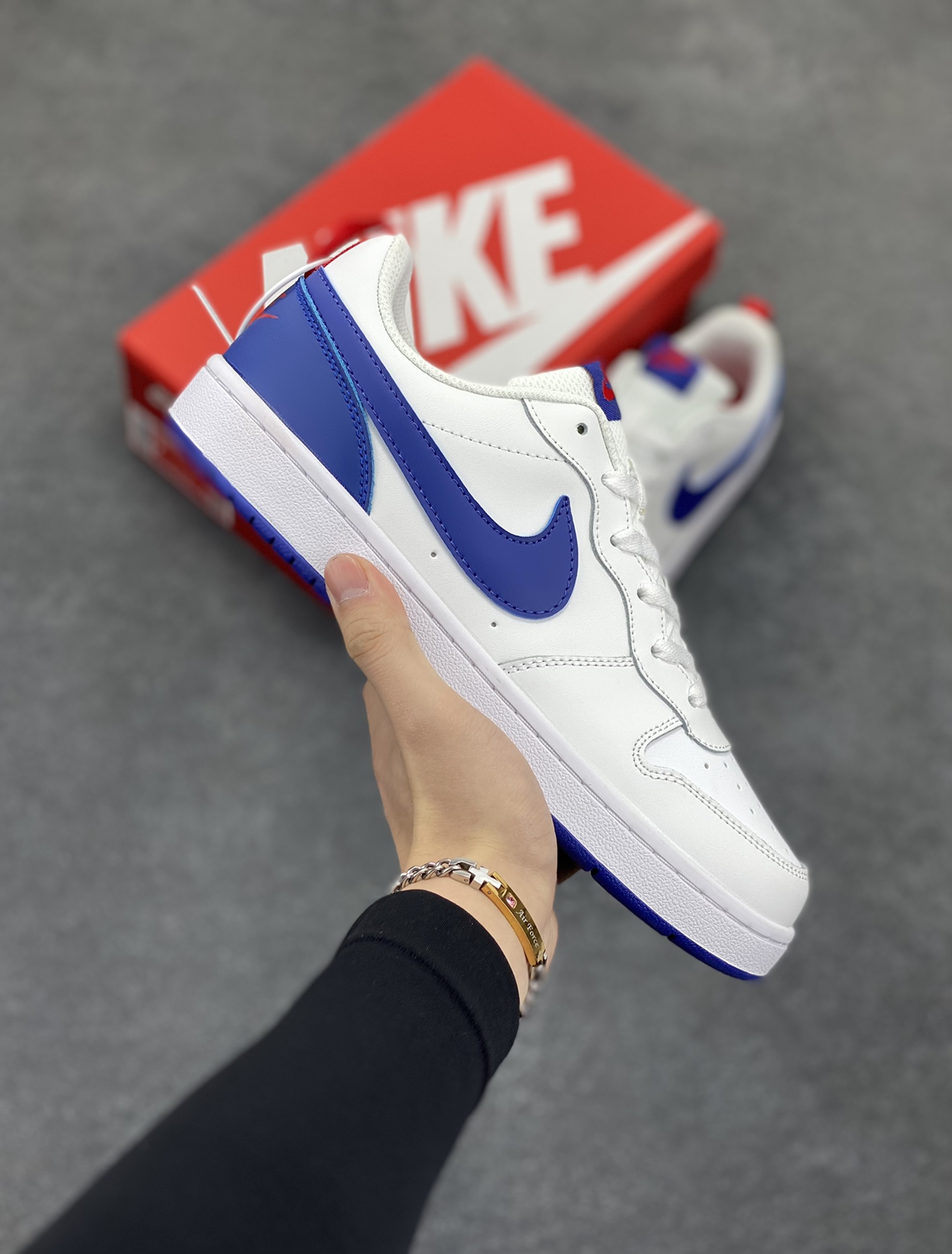 福利特价 Nike Court Borough Low 低帮百搭透气休闲运动板鞋男女鞋 经典耐用的设计,兼顾舒适脚感和出众风范,演绎匠心之作。结构性的支撑贴合感结合复古篮球设计,塑就场外全明星风范。 货号:BQ5448-113 尺码:36 36.5 37.5 38 38.5 39 40 40.5 41 42 42.5 43 44 45-选品中心