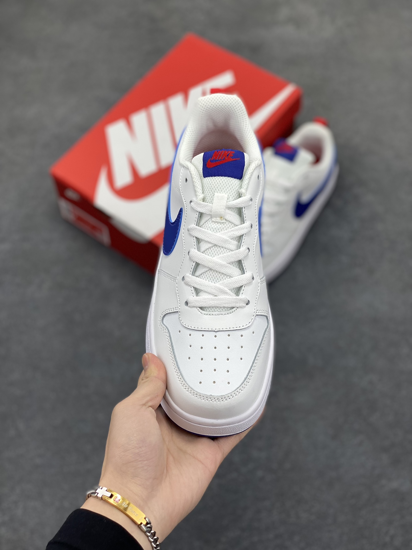 图片[2]-福利特价 Nike Court Borough Low 低帮百搭透气休闲运动板鞋男女鞋 经典耐用的设计，兼顾舒适脚感和出众风范，演绎匠心之作。结构性的支撑贴合感结合复古篮球设计，塑就场外全明星风范。 货号：BQ5448-113 尺码：36 36.5 37.5 38 38.5 39 40 40.5 41 42 42.5 43 44 45-选品中心