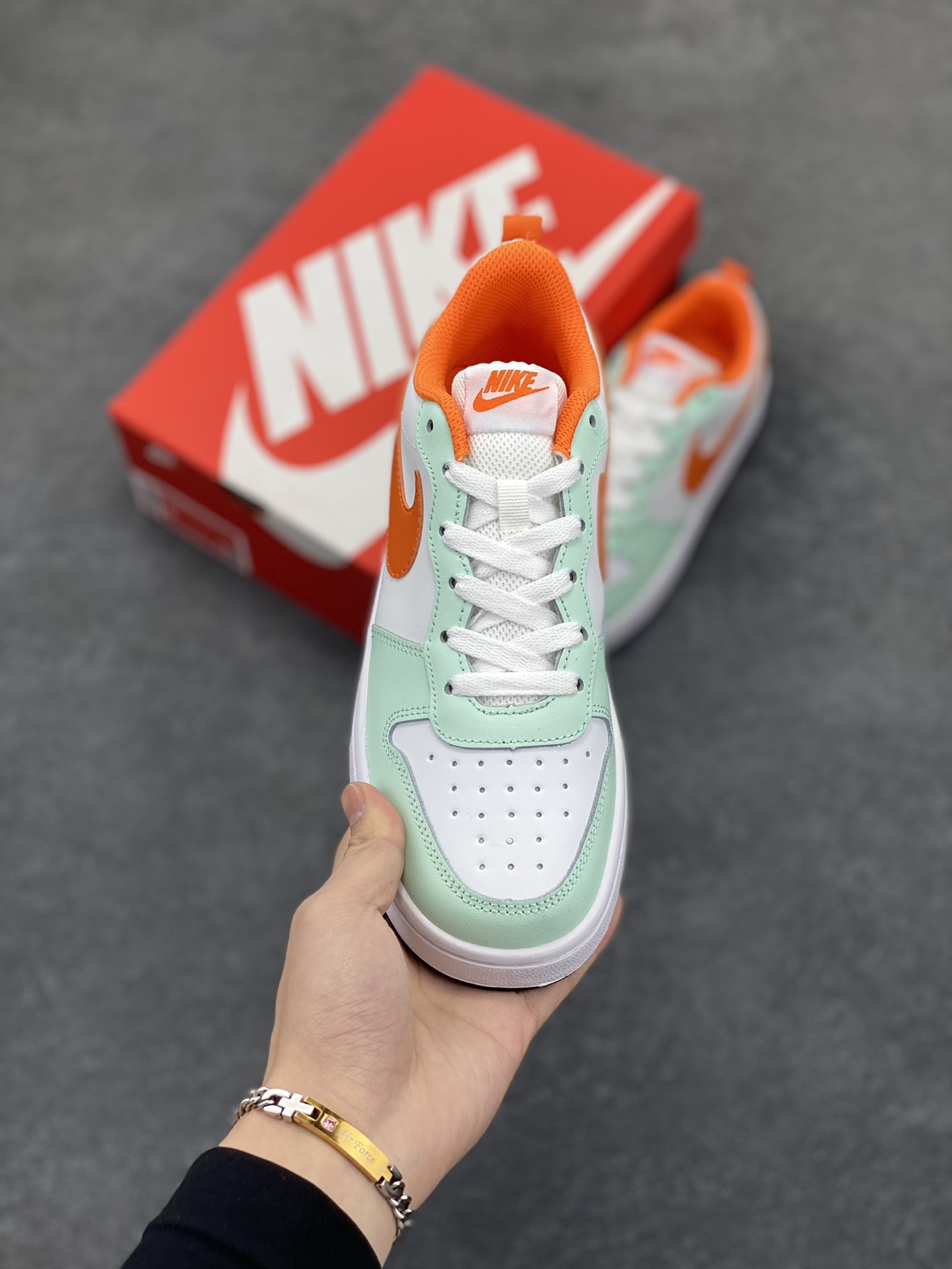 图片[2]-福利特价 Nike Court Borough Low 低帮百搭透气休闲运动板鞋男女鞋 经典耐用的设计，兼顾舒适脚感和出众风范，演绎匠心之作。结构性的支撑贴合感结合复古篮球设计，塑就场外全明星风范。 货号：FN3687-181 尺码：36 36.5 37.5 38 38.5 39 40 40.5 41 42 42.5 43 44 45-选品中心