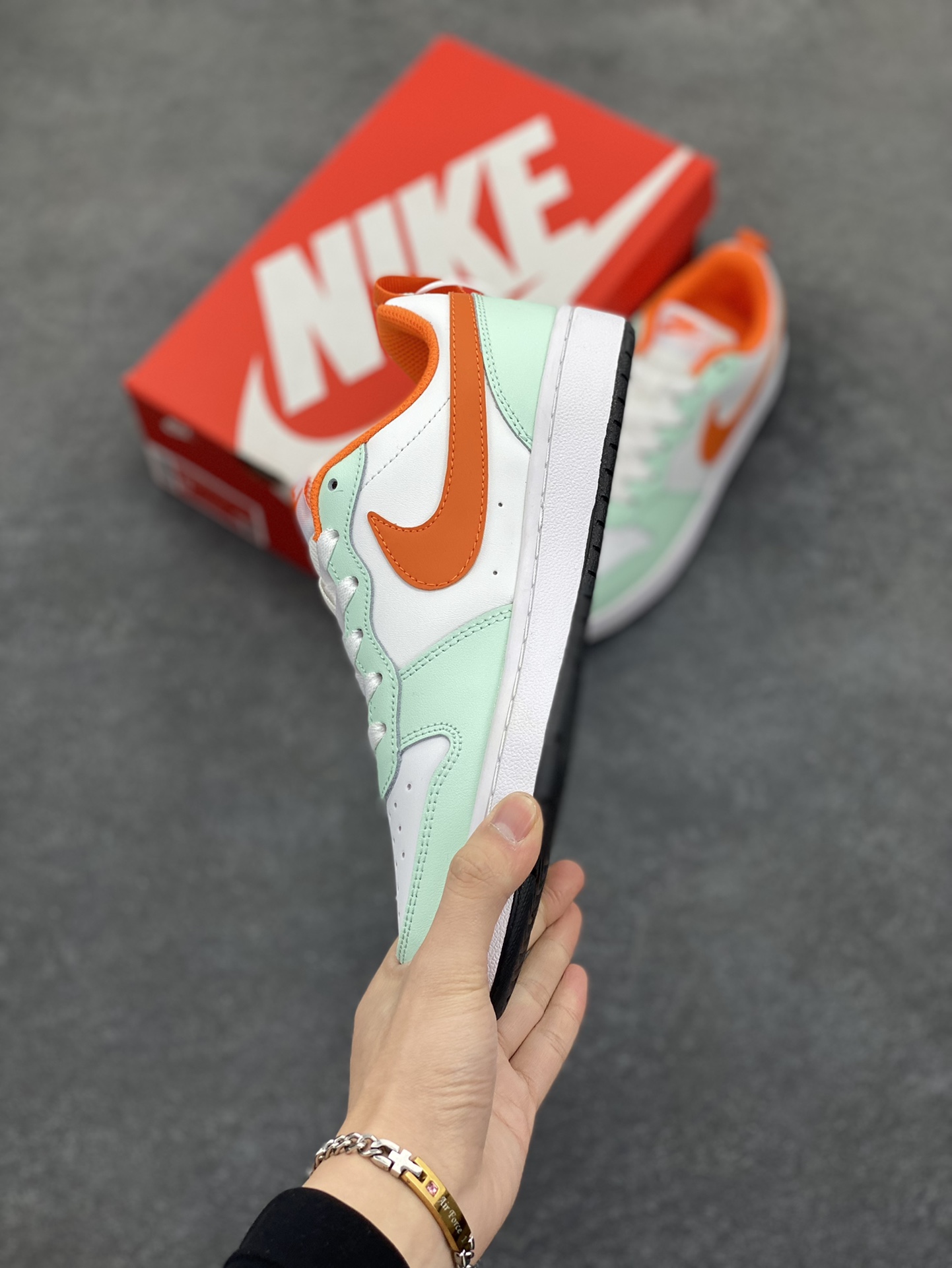 图片[3]-福利特价 Nike Court Borough Low 低帮百搭透气休闲运动板鞋男女鞋 经典耐用的设计，兼顾舒适脚感和出众风范，演绎匠心之作。结构性的支撑贴合感结合复古篮球设计，塑就场外全明星风范。 货号：FN3687-181 尺码：36 36.5 37.5 38 38.5 39 40 40.5 41 42 42.5 43 44 45-选品中心