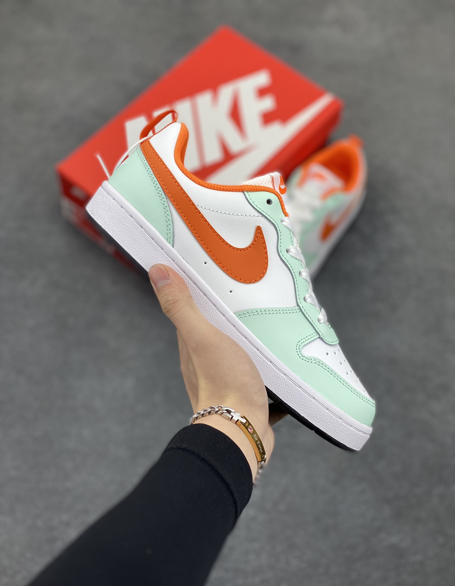 福利特价 Nike Court Borough Low 低帮百搭透气休闲运动板鞋男女鞋 经典耐用的设计，兼顾舒适脚感和出众风范，演绎匠心之作。结构性的支撑贴合感结合复古篮球设计，塑就场外全明星风范。 货号：FN3687-181 尺码：36 36.5 37.5 38 38.5 39 40 40.5 41 42 42.5 43 44 45-选品中心