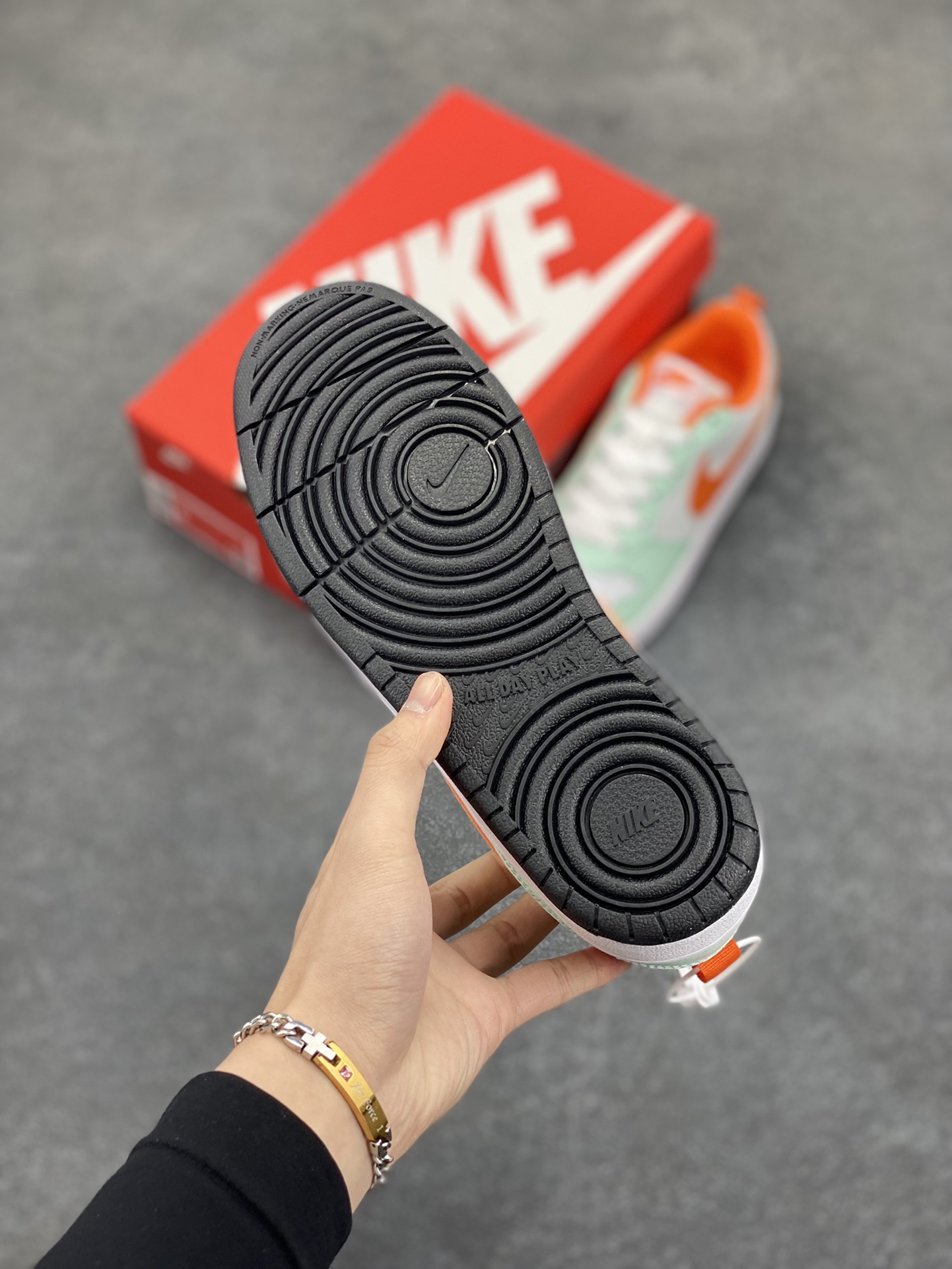 图片[5]-福利特价 Nike Court Borough Low 低帮百搭透气休闲运动板鞋男女鞋 经典耐用的设计，兼顾舒适脚感和出众风范，演绎匠心之作。结构性的支撑贴合感结合复古篮球设计，塑就场外全明星风范。 货号：FN3687-181 尺码：36 36.5 37.5 38 38.5 39 40 40.5 41 42 42.5 43 44 45-选品中心