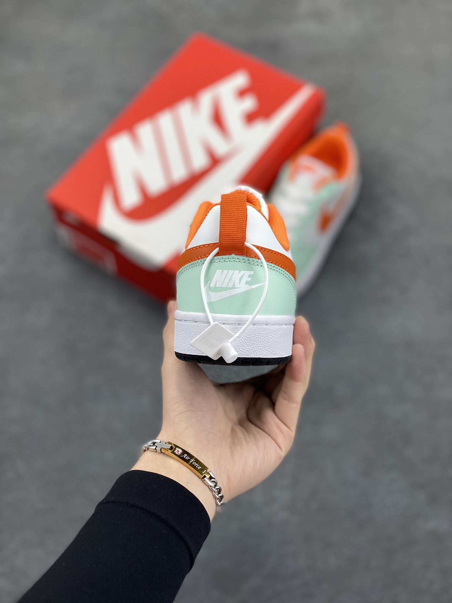 图片[4]-福利特价 Nike Court Borough Low 低帮百搭透气休闲运动板鞋男女鞋 经典耐用的设计，兼顾舒适脚感和出众风范，演绎匠心之作。结构性的支撑贴合感结合复古篮球设计，塑就场外全明星风范。 货号：FN3687-181 尺码：36 36.5 37.5 38 38.5 39 40 40.5 41 42 42.5 43 44 45-选品中心