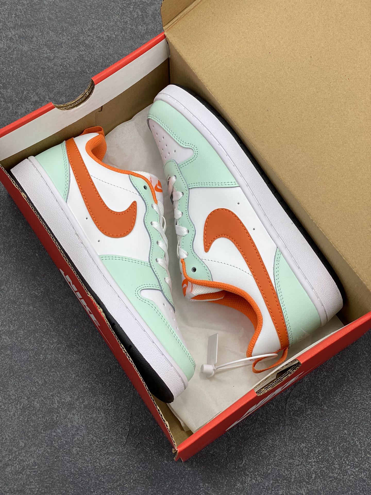 图片[9]-福利特价 Nike Court Borough Low 低帮百搭透气休闲运动板鞋男女鞋 经典耐用的设计，兼顾舒适脚感和出众风范，演绎匠心之作。结构性的支撑贴合感结合复古篮球设计，塑就场外全明星风范。 货号：FN3687-181 尺码：36 36.5 37.5 38 38.5 39 40 40.5 41 42 42.5 43 44 45-选品中心