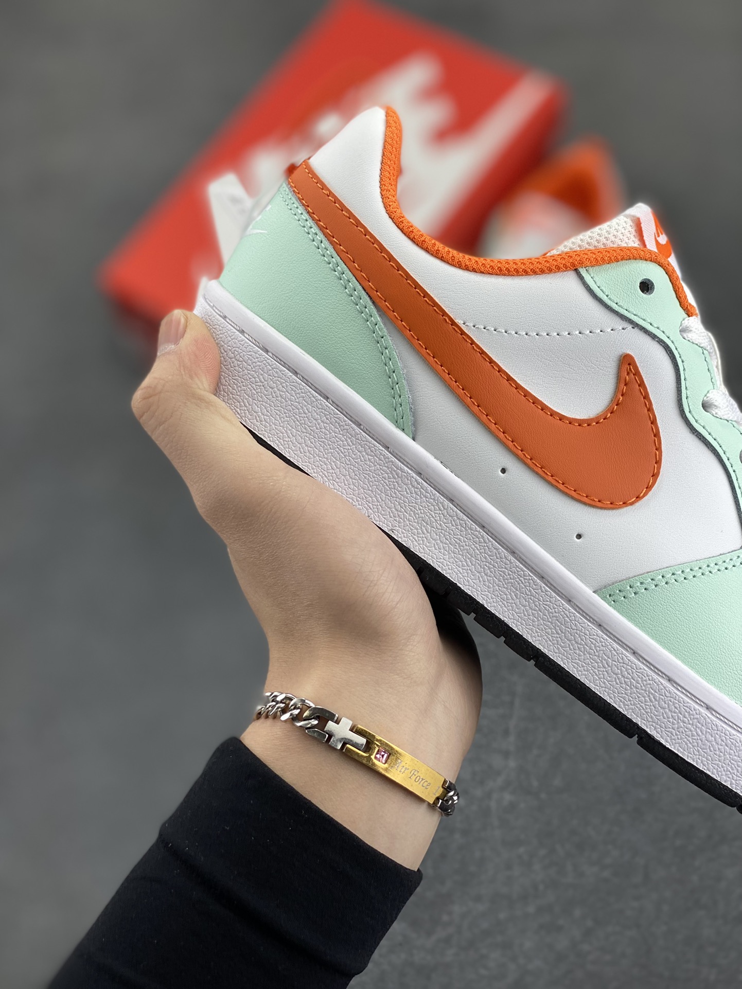 图片[6]-福利特价 Nike Court Borough Low 低帮百搭透气休闲运动板鞋男女鞋 经典耐用的设计，兼顾舒适脚感和出众风范，演绎匠心之作。结构性的支撑贴合感结合复古篮球设计，塑就场外全明星风范。 货号：FN3687-181 尺码：36 36.5 37.5 38 38.5 39 40 40.5 41 42 42.5 43 44 45-选品中心