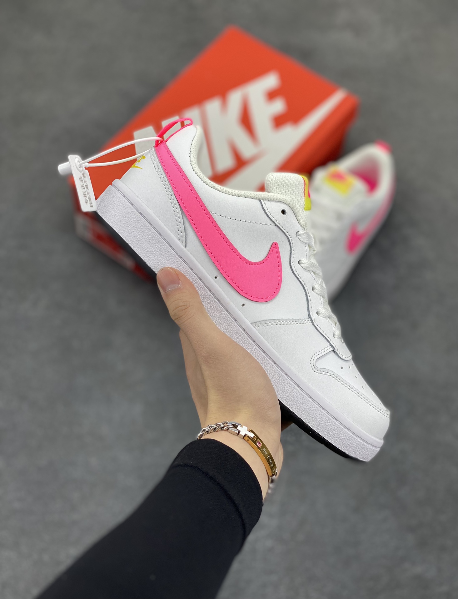 福利特价 Nike Court Borough Low 低帮百搭透气休闲运动板鞋男女鞋 经典耐用的设计，兼顾舒适脚感和出众风范，演绎匠心之作。结构性的支撑贴合感结合复古篮球设计，塑就场外全明星风范。 货号：BQ5448-108 尺码：36 36.5 37.5 38 38.5 39 40 40.5 41 42 42.5 43 44 45-选品中心