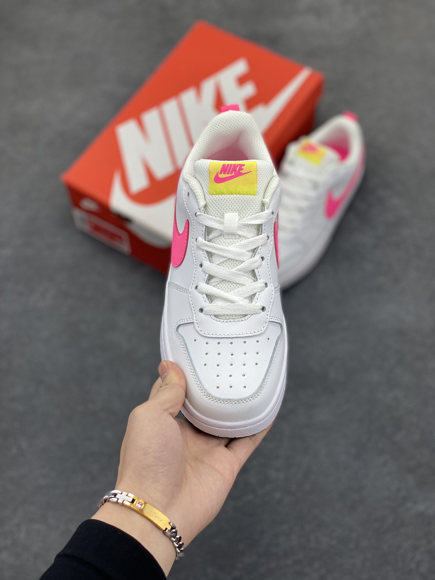 图片[2]-福利特价 Nike Court Borough Low 低帮百搭透气休闲运动板鞋男女鞋 经典耐用的设计，兼顾舒适脚感和出众风范，演绎匠心之作。结构性的支撑贴合感结合复古篮球设计，塑就场外全明星风范。 货号：BQ5448-108 尺码：36 36.5 37.5 38 38.5 39 40 40.5 41 42 42.5 43 44 45-选品中心