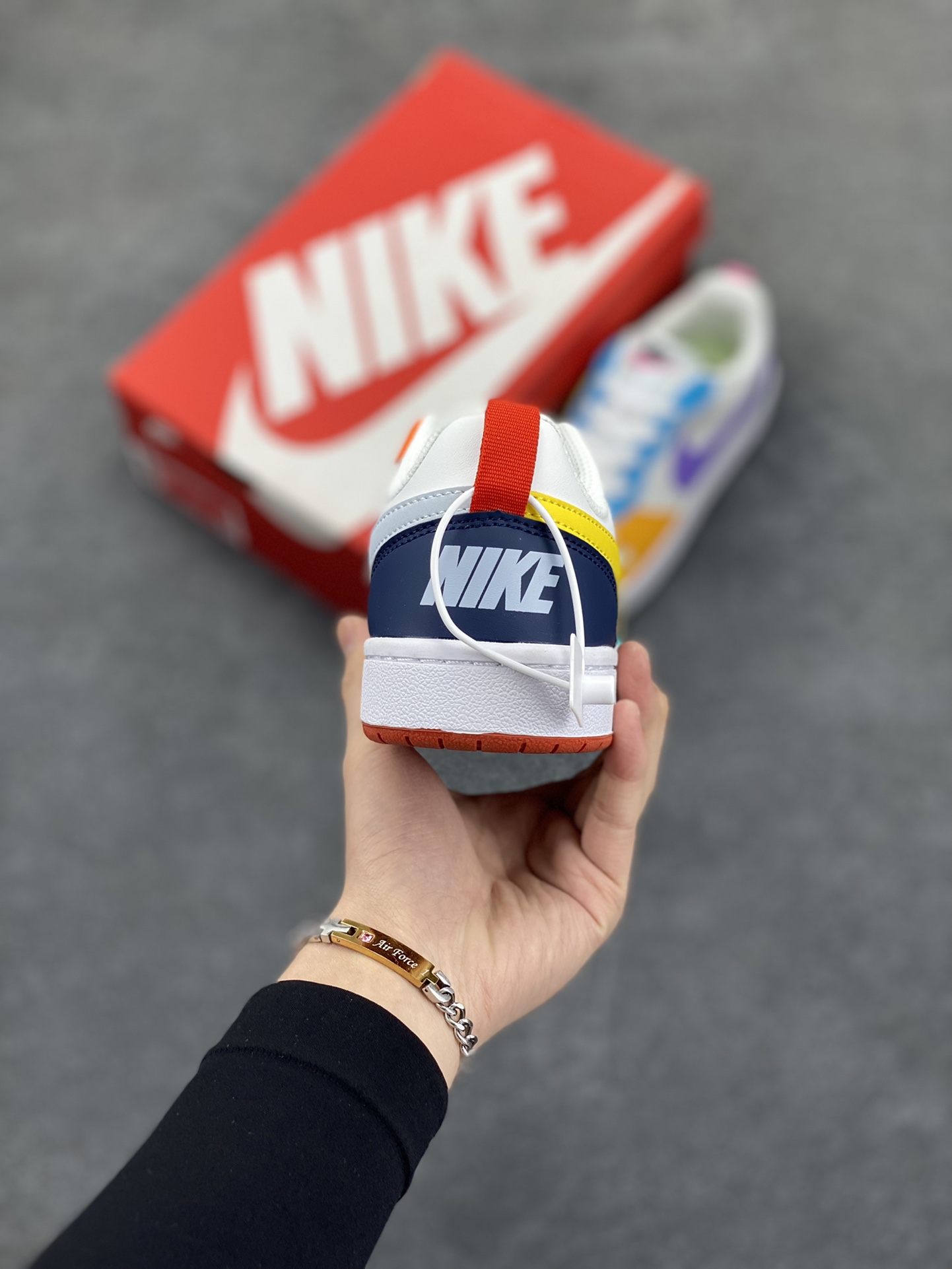 图片[4]-福利特价 Nike Court Borough Low 低帮百搭透气休闲运动板鞋男女鞋 经典耐用的设计，兼顾舒适脚感和出众风范，演绎匠心之作。结构性的支撑贴合感结合复古篮球设计，塑就场外全明星风范。 货号：FQ8373-902 尺码：36 36.5 37.5 38 38.5 39 40 40.5 41 42 42.5 43 44 45-选品中心