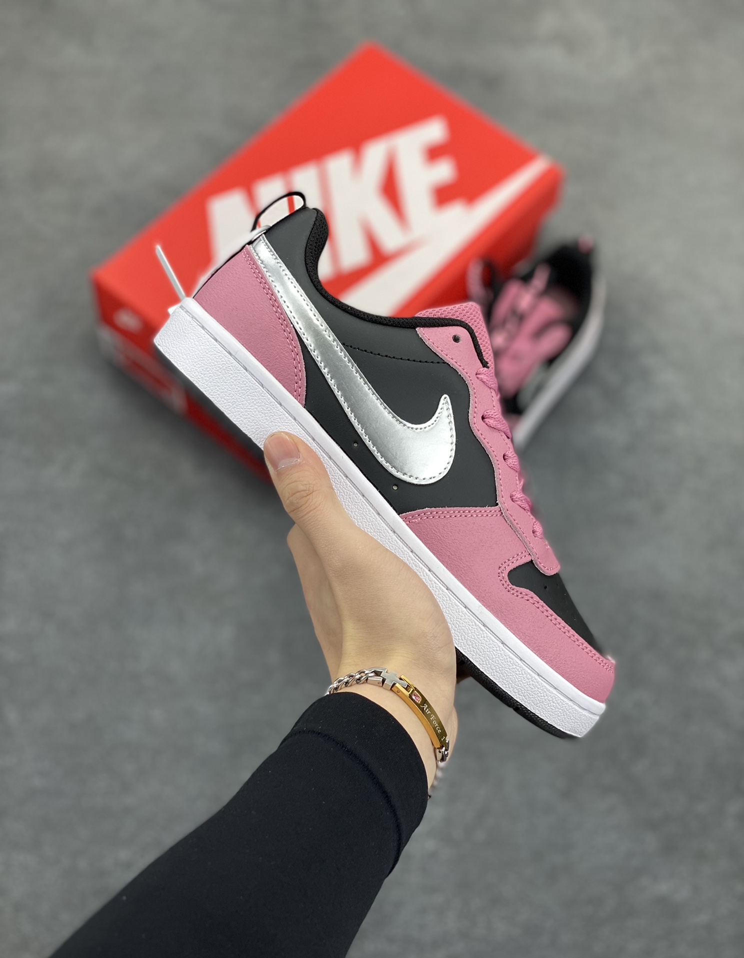 福利特价 Nike Court Borough Low 低帮百搭透气休闲运动板鞋男女鞋 经典耐用的设计,兼顾舒适脚感和出众风范,演绎匠心之作。结构性的支撑贴合感结合复古篮球设计,塑就场外全明星风范。 货号:CT3964-600 尺码:36 36.5 37.5 38 38.5 39 40 40.5 41 42 42.5 43 44 45-选品中心