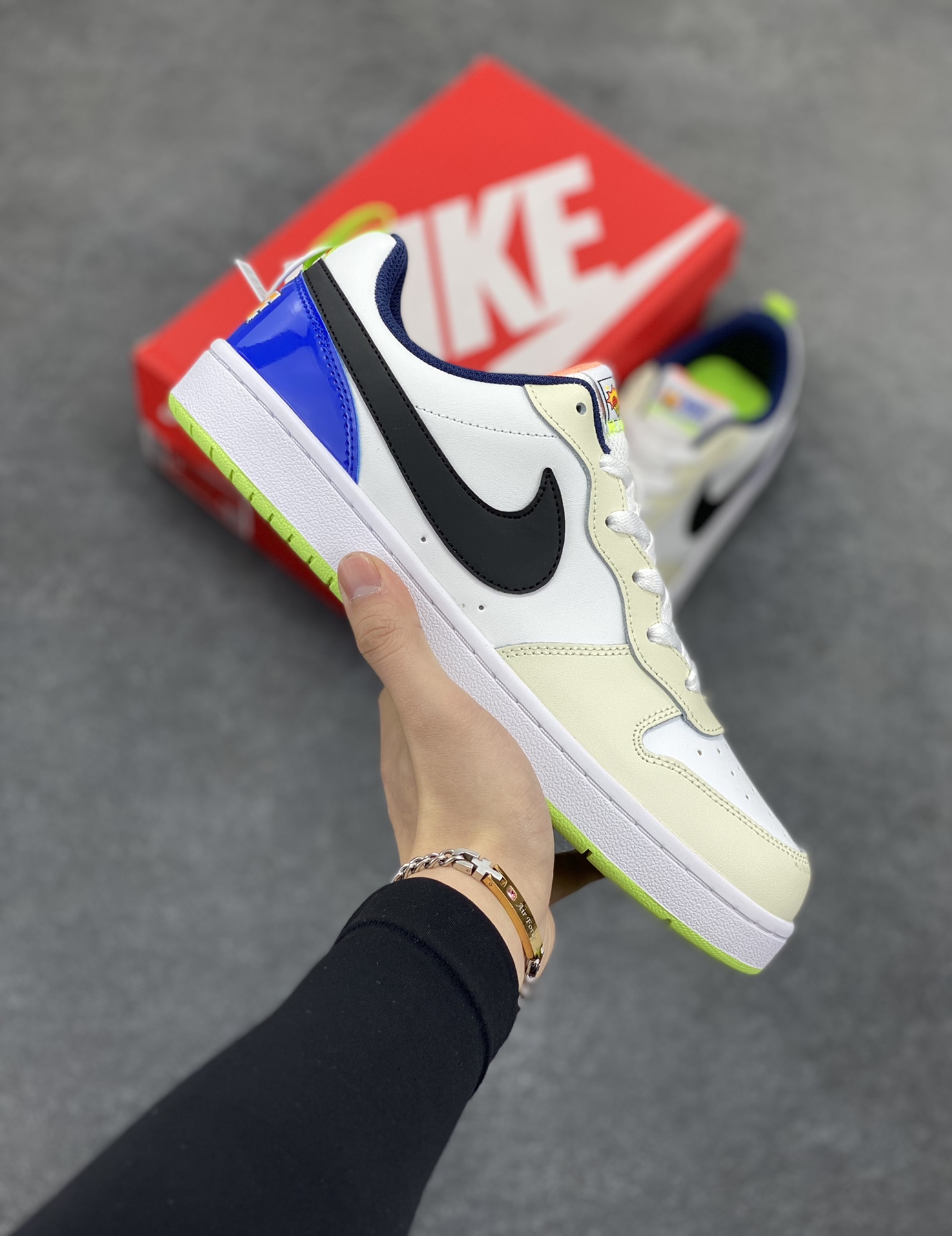 福利特价 Nike Court Borough Low 低帮百搭透气休闲运动板鞋男女鞋 经典耐用的设计，兼顾舒适脚感和出众风范，演绎匠心之作。结构性的支撑贴合感结合复古篮球设计，塑就场外全明星风范。 货号：FB1394-101 尺码：36 36.5 37.5 38 38.5 39 40 40.5 41 42 42.5 43 44 45-选品中心