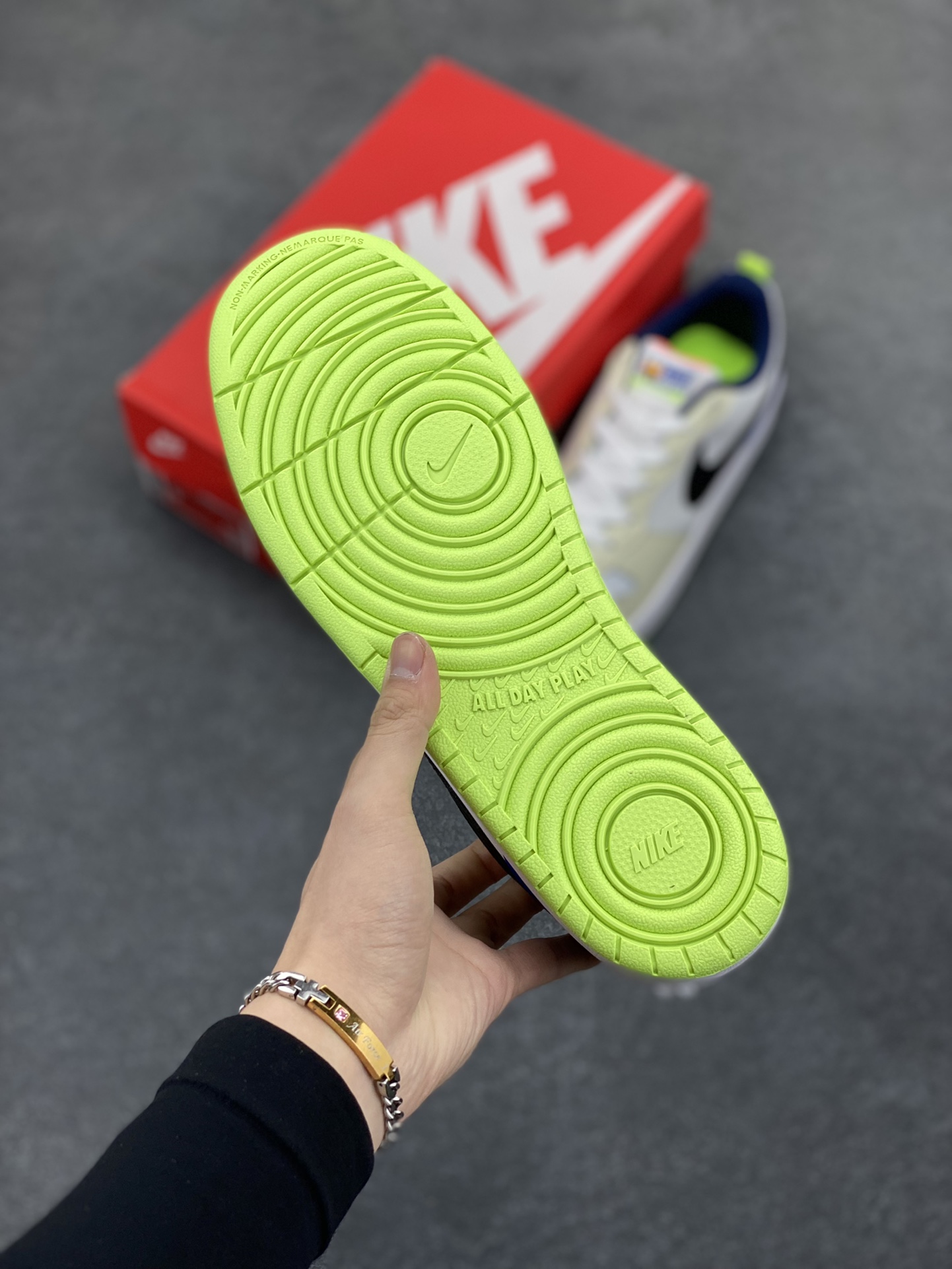 图片[5]-福利特价 Nike Court Borough Low 低帮百搭透气休闲运动板鞋男女鞋 经典耐用的设计，兼顾舒适脚感和出众风范，演绎匠心之作。结构性的支撑贴合感结合复古篮球设计，塑就场外全明星风范。 货号：FB1394-101 尺码：36 36.5 37.5 38 38.5 39 40 40.5 41 42 42.5 43 44 45-选品中心