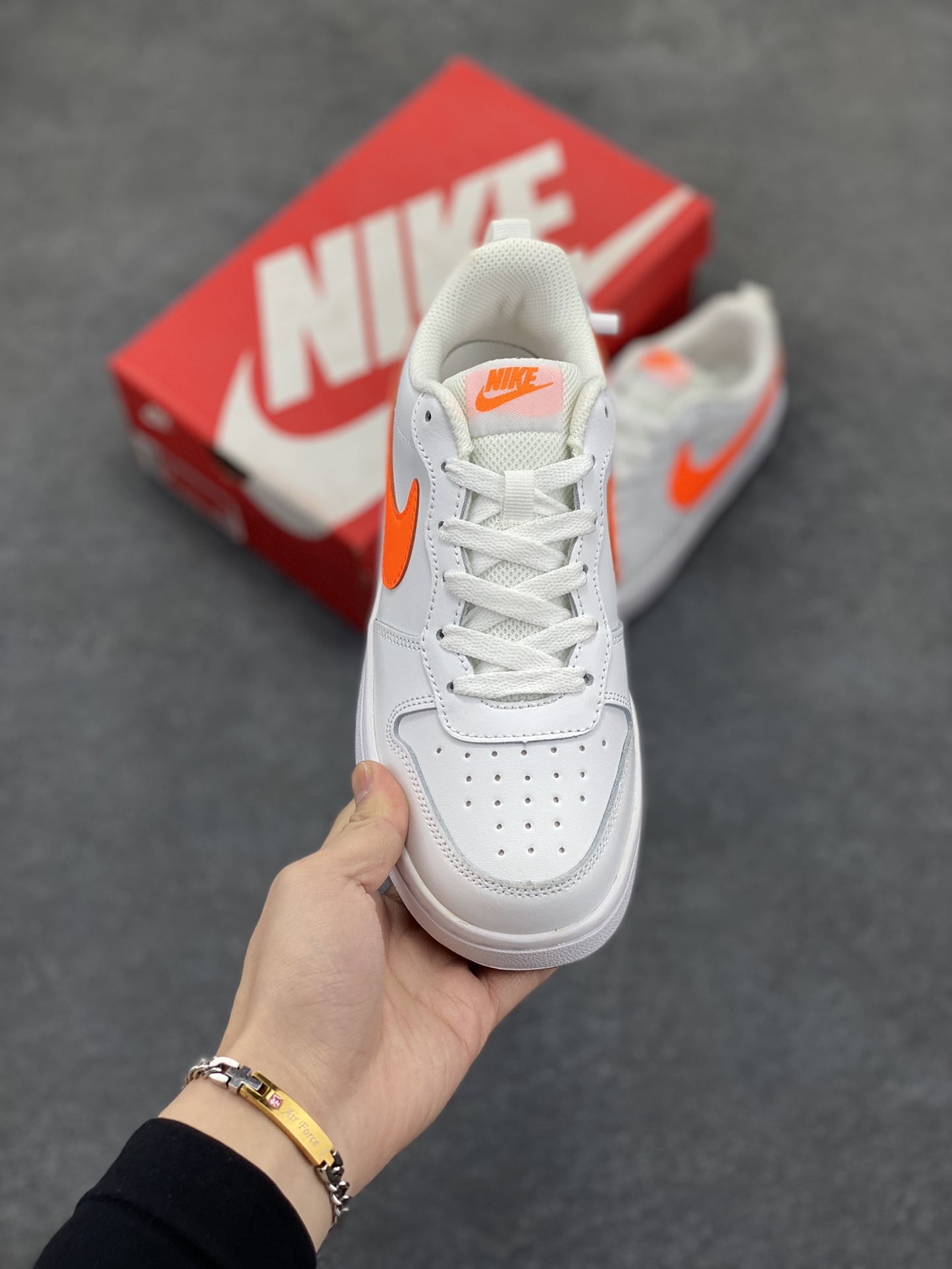 图片[2]-福利特价 Nike Court Borough Low 低帮百搭透气休闲运动板鞋男女鞋 经典耐用的设计，兼顾舒适脚感和出众风范，演绎匠心之作。结构性的支撑贴合感结合复古篮球设计，塑就场外全明星风范。 货号：BQ5448-114 尺码：36 36.5 37.5 38 38.5 39 40 40.5 41 42 42.5 43 44 45-选品中心