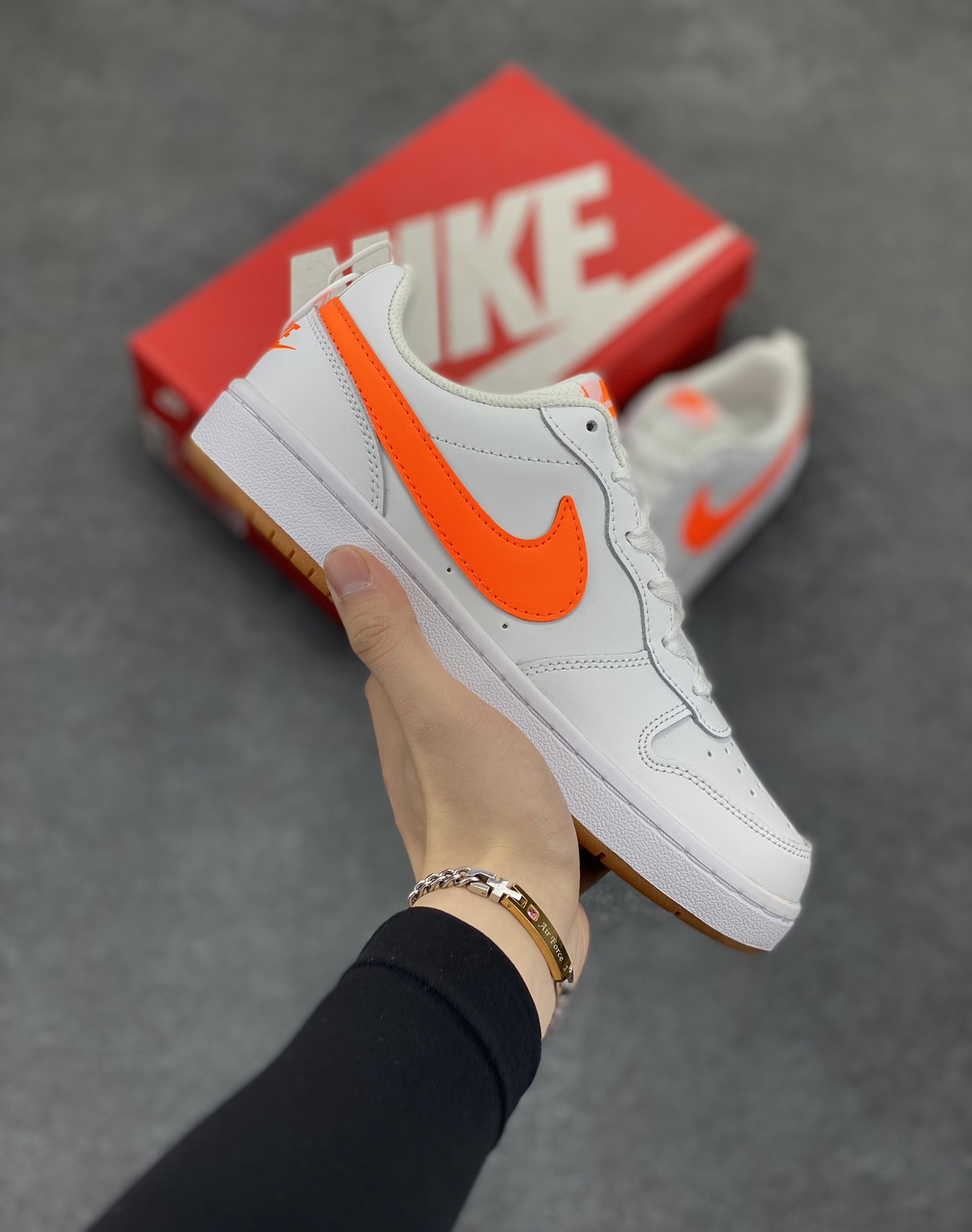 福利特价 Nike Court Borough Low 低帮百搭透气休闲运动板鞋男女鞋 经典耐用的设计,兼顾舒适脚感和出众风范,演绎匠心之作。结构性的支撑贴合感结合复古篮球设计,塑就场外全明星风范。 货号:BQ5448-114 尺码:36 36.5 37.5 38 38.5 39 40 40.5 41 42 42.5 43 44 45-选品中心