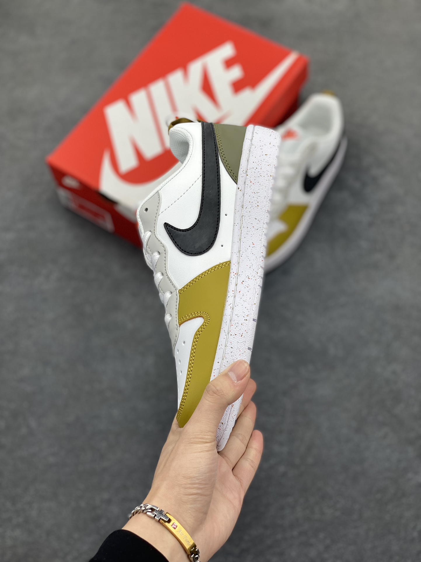 图片[3]-福利特价 Nike Court Borough Low 低帮百搭透气休闲运动板鞋男女鞋 经典耐用的设计，兼顾舒适脚感和出众风范，演绎匠心之作。结构性的支撑贴合感结合复古篮球设计，塑就场外全明星风范。 货号：HF0744-109 尺码：36 36.5 37.5 38 38.5 39 40 40.5 41 42 42.5 43 44 45-选品中心