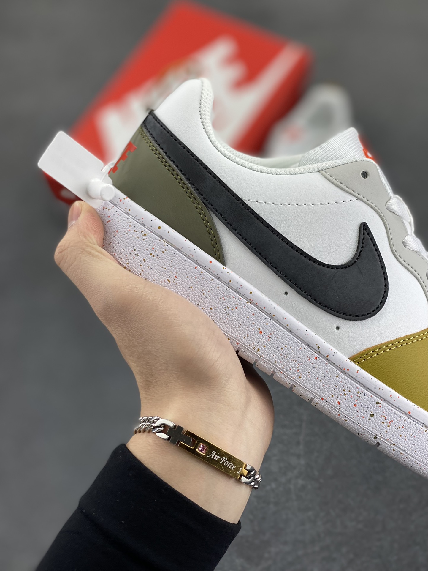 图片[6]-福利特价 Nike Court Borough Low 低帮百搭透气休闲运动板鞋男女鞋 经典耐用的设计，兼顾舒适脚感和出众风范，演绎匠心之作。结构性的支撑贴合感结合复古篮球设计，塑就场外全明星风范。 货号：HF0744-109 尺码：36 36.5 37.5 38 38.5 39 40 40.5 41 42 42.5 43 44 45-选品中心