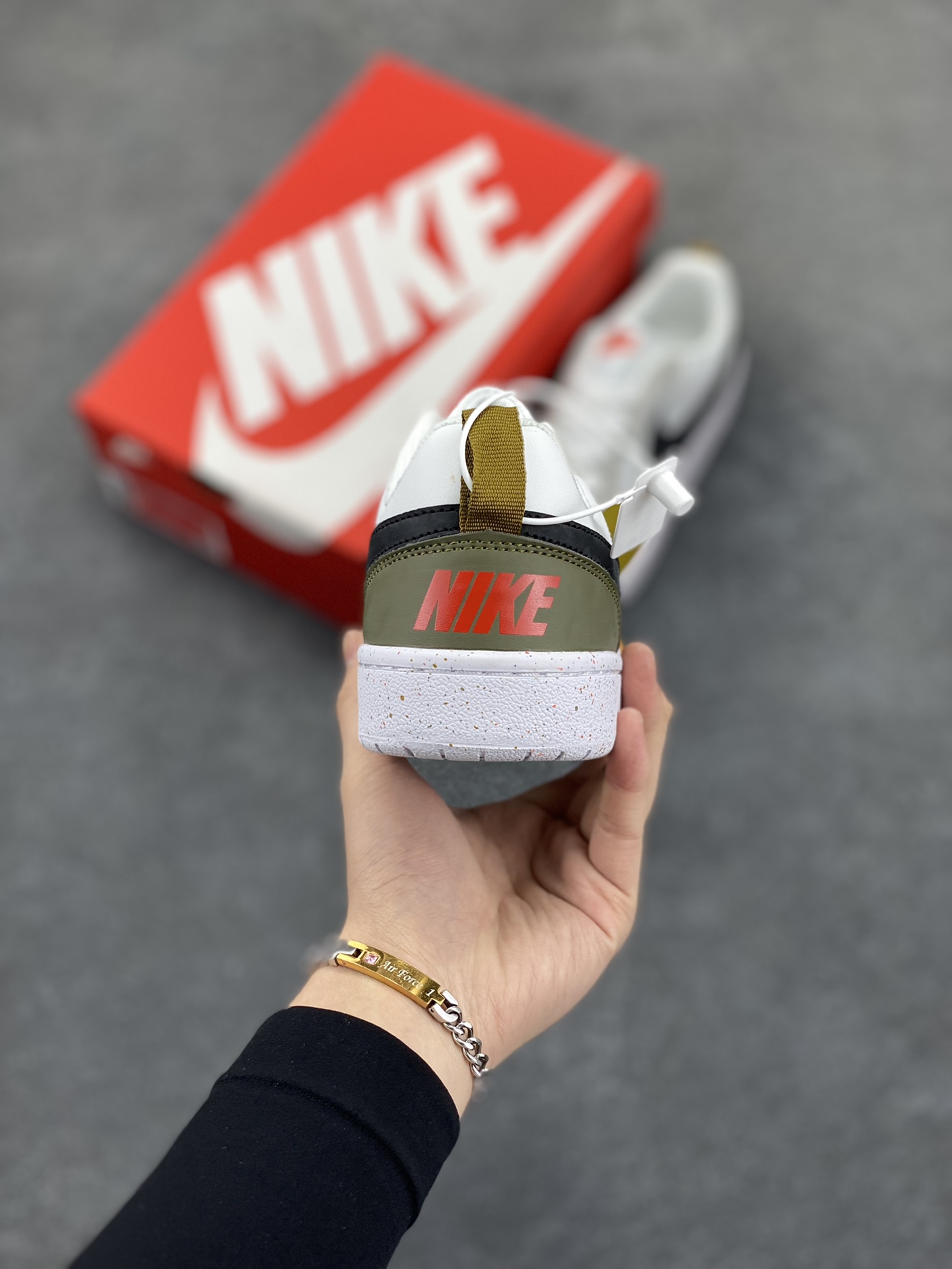 图片[4]-福利特价 Nike Court Borough Low 低帮百搭透气休闲运动板鞋男女鞋 经典耐用的设计，兼顾舒适脚感和出众风范，演绎匠心之作。结构性的支撑贴合感结合复古篮球设计，塑就场外全明星风范。 货号：HF0744-109 尺码：36 36.5 37.5 38 38.5 39 40 40.5 41 42 42.5 43 44 45-选品中心