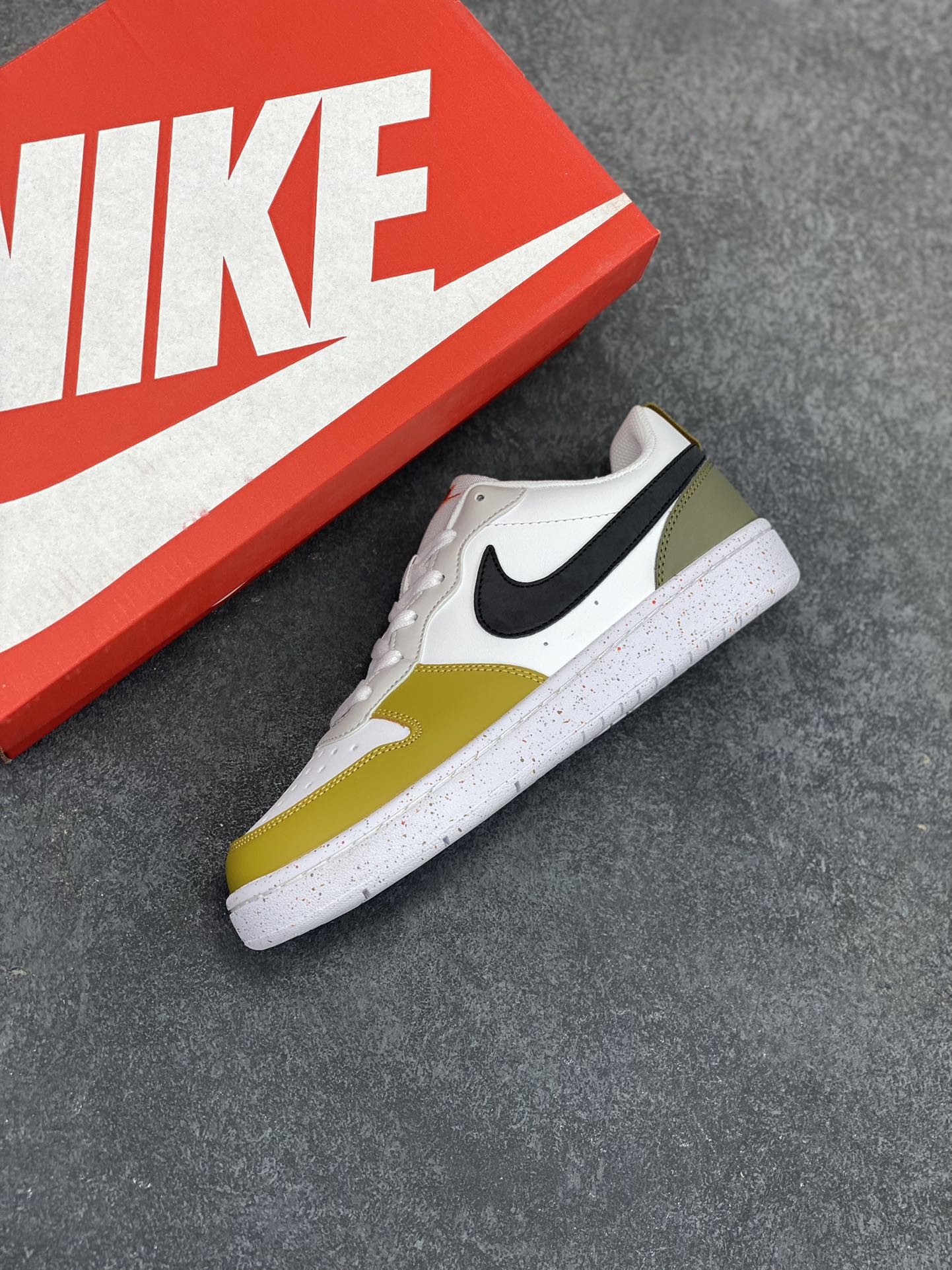 图片[7]-福利特价 Nike Court Borough Low 低帮百搭透气休闲运动板鞋男女鞋 经典耐用的设计，兼顾舒适脚感和出众风范，演绎匠心之作。结构性的支撑贴合感结合复古篮球设计，塑就场外全明星风范。 货号：HF0744-109 尺码：36 36.5 37.5 38 38.5 39 40 40.5 41 42 42.5 43 44 45-选品中心