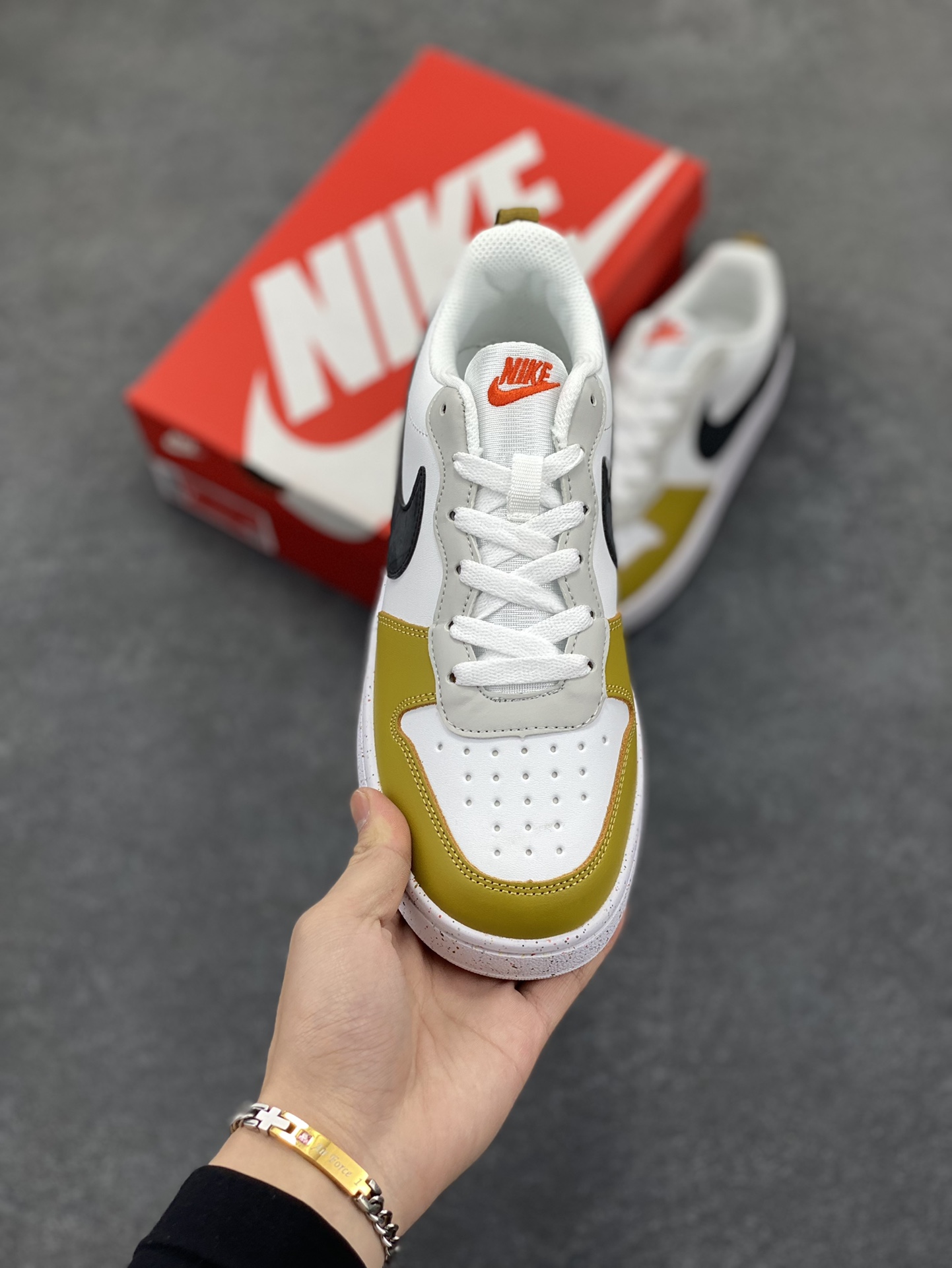 图片[2]-福利特价 Nike Court Borough Low 低帮百搭透气休闲运动板鞋男女鞋 经典耐用的设计，兼顾舒适脚感和出众风范，演绎匠心之作。结构性的支撑贴合感结合复古篮球设计，塑就场外全明星风范。 货号：HF0744-109 尺码：36 36.5 37.5 38 38.5 39 40 40.5 41 42 42.5 43 44 45-选品中心