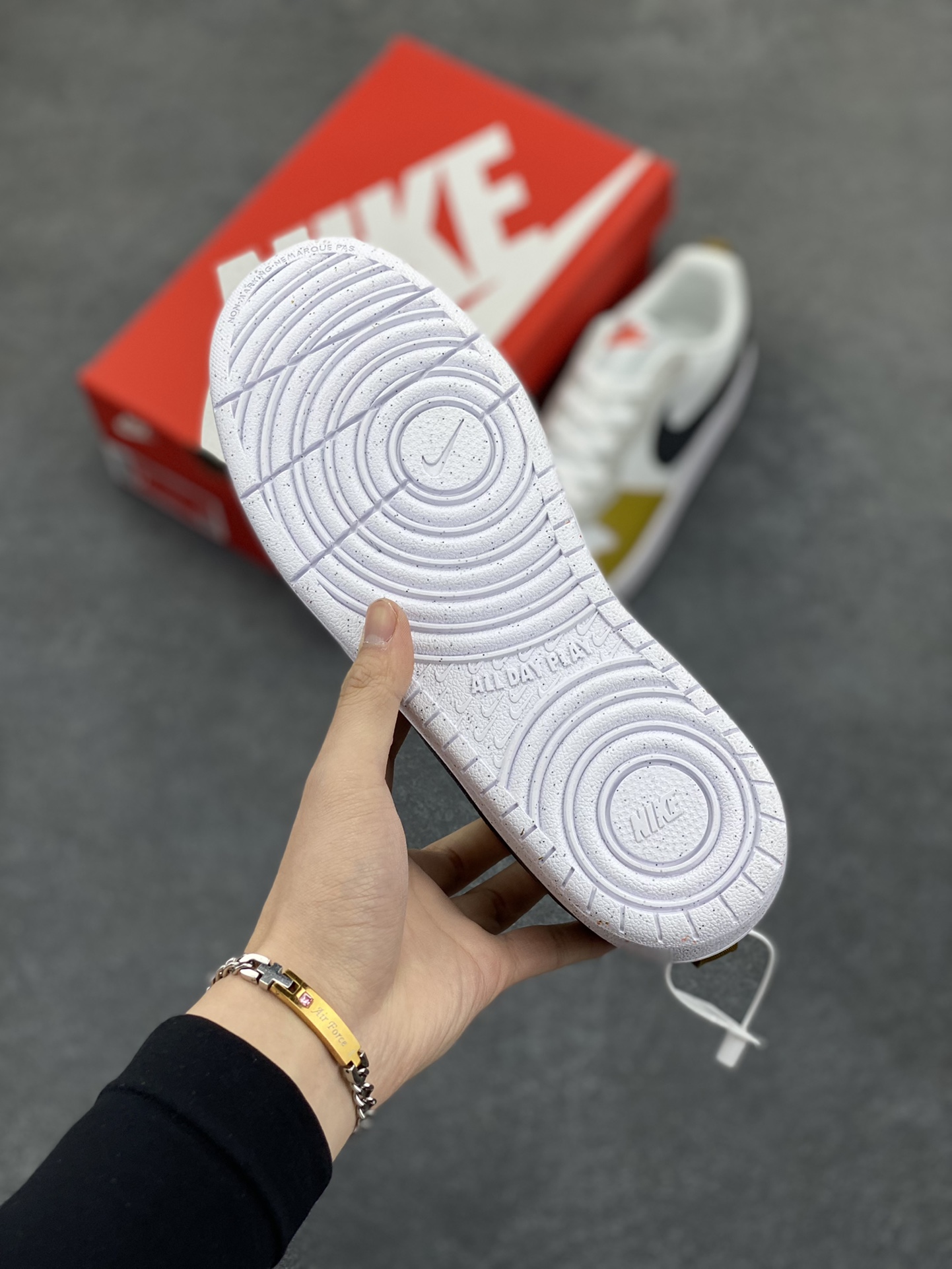 图片[5]-福利特价 Nike Court Borough Low 低帮百搭透气休闲运动板鞋男女鞋 经典耐用的设计，兼顾舒适脚感和出众风范，演绎匠心之作。结构性的支撑贴合感结合复古篮球设计，塑就场外全明星风范。 货号：HF0744-109 尺码：36 36.5 37.5 38 38.5 39 40 40.5 41 42 42.5 43 44 45-选品中心