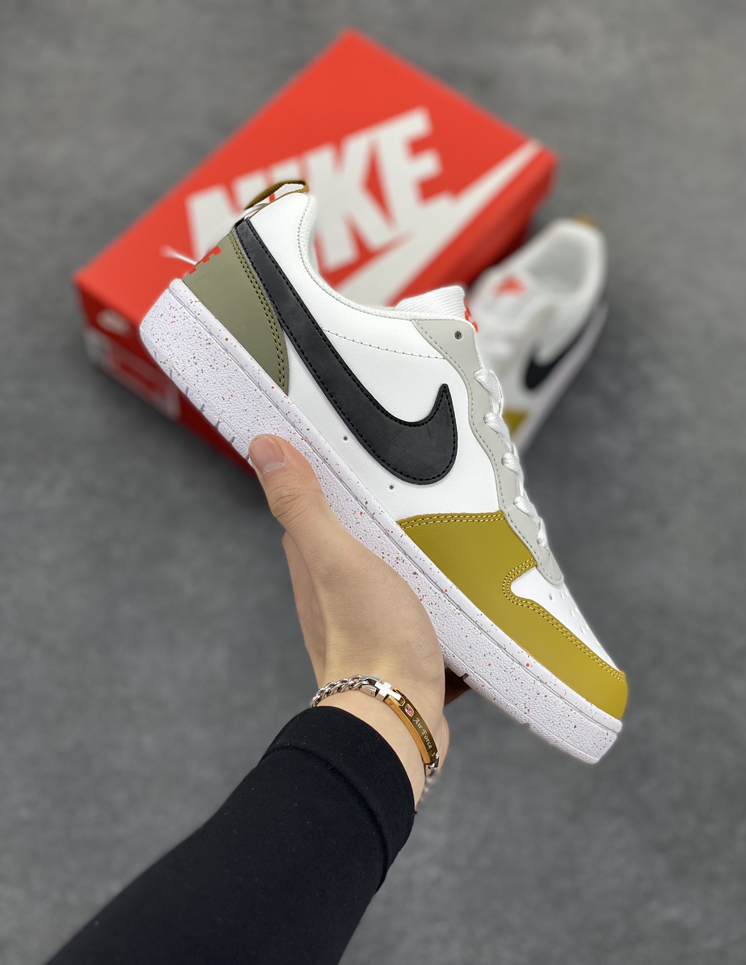 福利特价 Nike Court Borough Low 低帮百搭透气休闲运动板鞋男女鞋 经典耐用的设计,兼顾舒适脚感和出众风范,演绎匠心之作。结构性的支撑贴合感结合复古篮球设计,塑就场外全明星风范。 货号:HF0744-109 尺码:36 36.5 37.5 38 38.5 39 40 40.5 41 42 42.5 43 44 45-选品中心