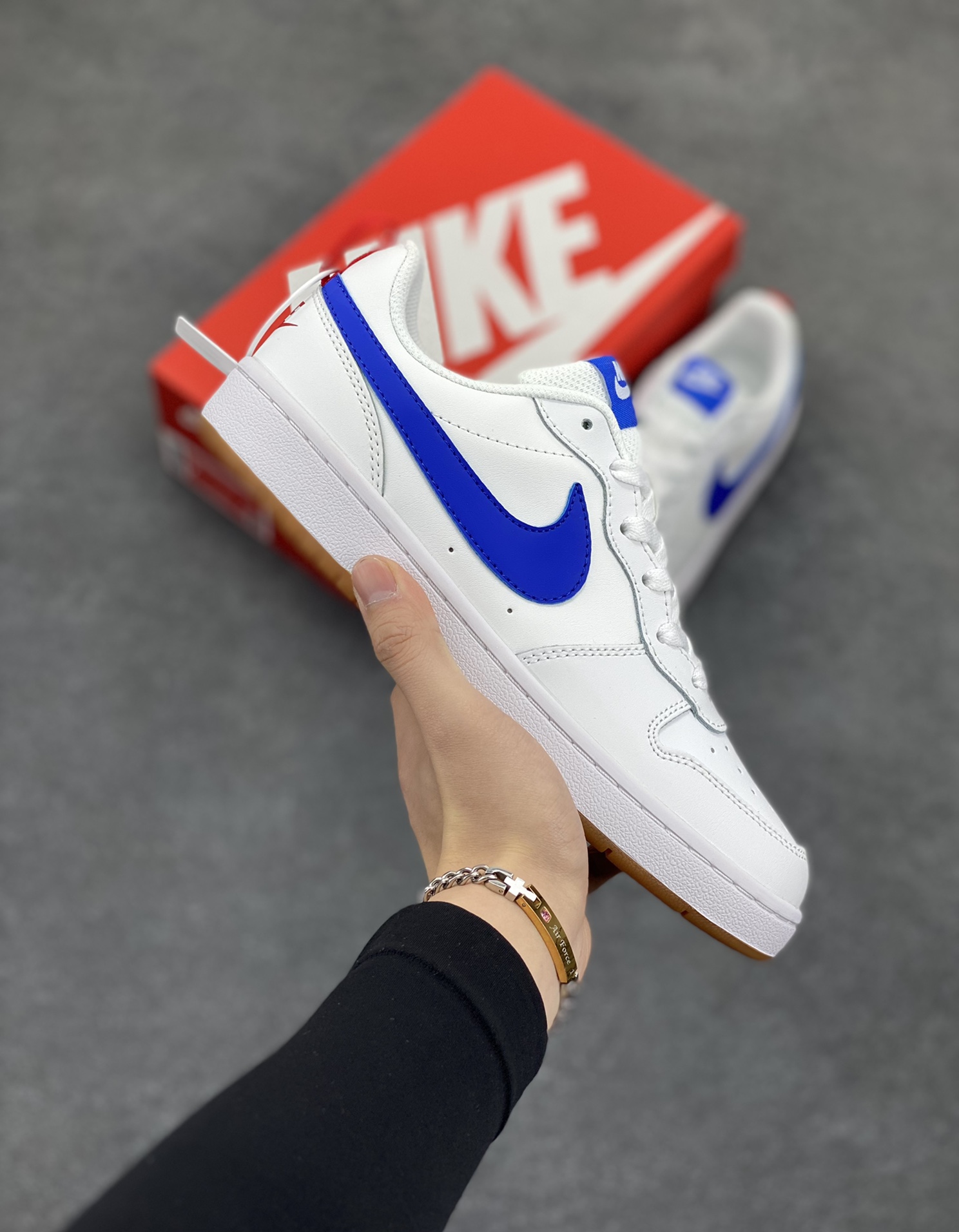 福利特价 Nike Court Borough Low 低帮百搭透气休闲运动板鞋男女鞋 经典耐用的设计,兼顾舒适脚感和出众风范,演绎匠心之作。结构性的支撑贴合感结合复古篮球设计,塑就场外全明星风范。 货号:BQ5448-109 尺码:36 36.5 37.5 38 38.5 39 40 40.5 41 42 42.5 43 44 45-选品中心