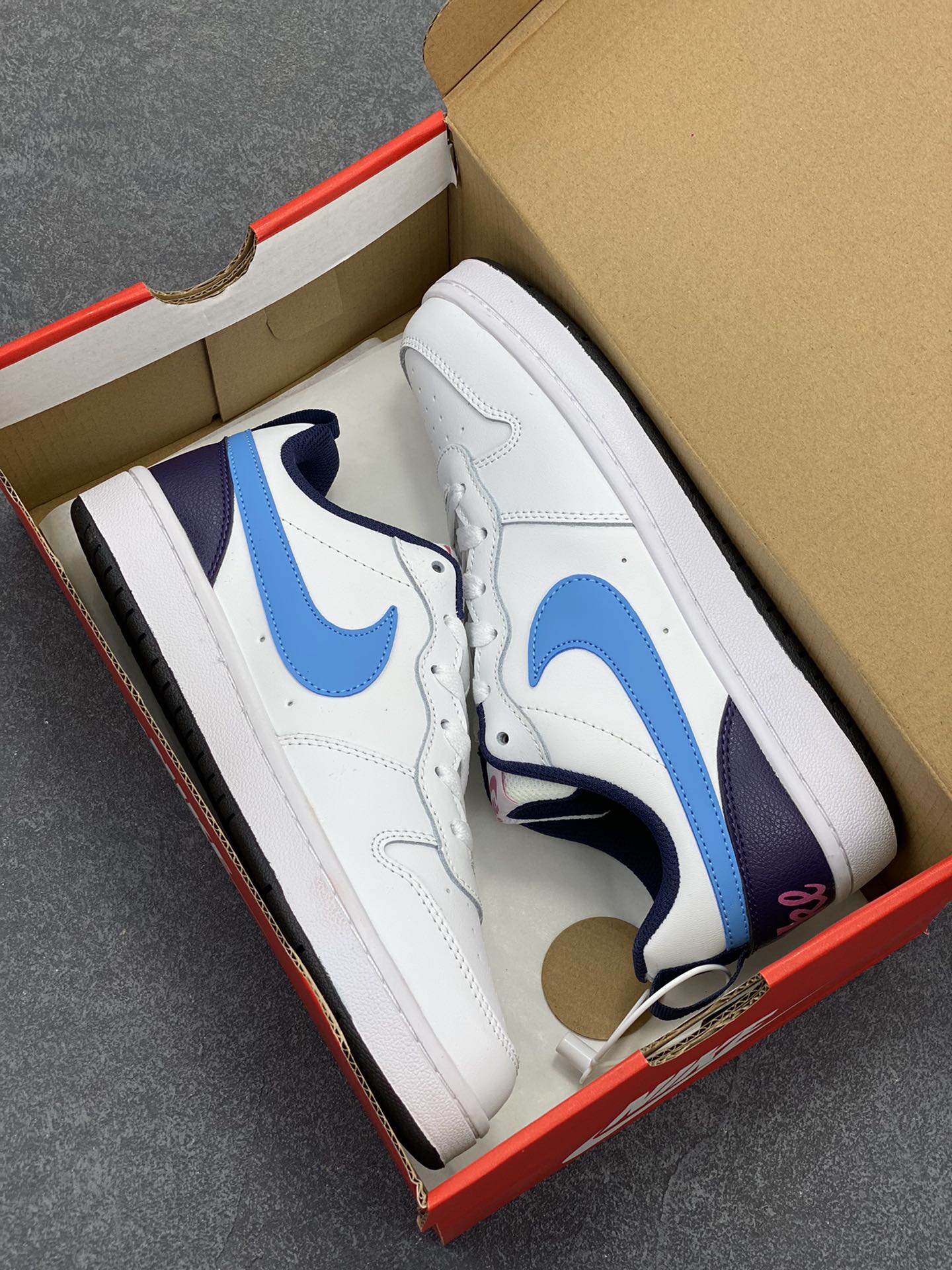 图片[9]-福利特价 Nike Court Borough Low 低帮百搭透气休闲运动板鞋男女鞋 经典耐用的设计，兼顾舒适脚感和出众风范，演绎匠心之作。结构性的支撑贴合感结合复古篮球设计，塑就场外全明星风范。 货号：BQ5448-106 尺码：36 36.5 37.5 38 38.5 39 40 40.5 41 42 42.5 43 44 45-选品中心