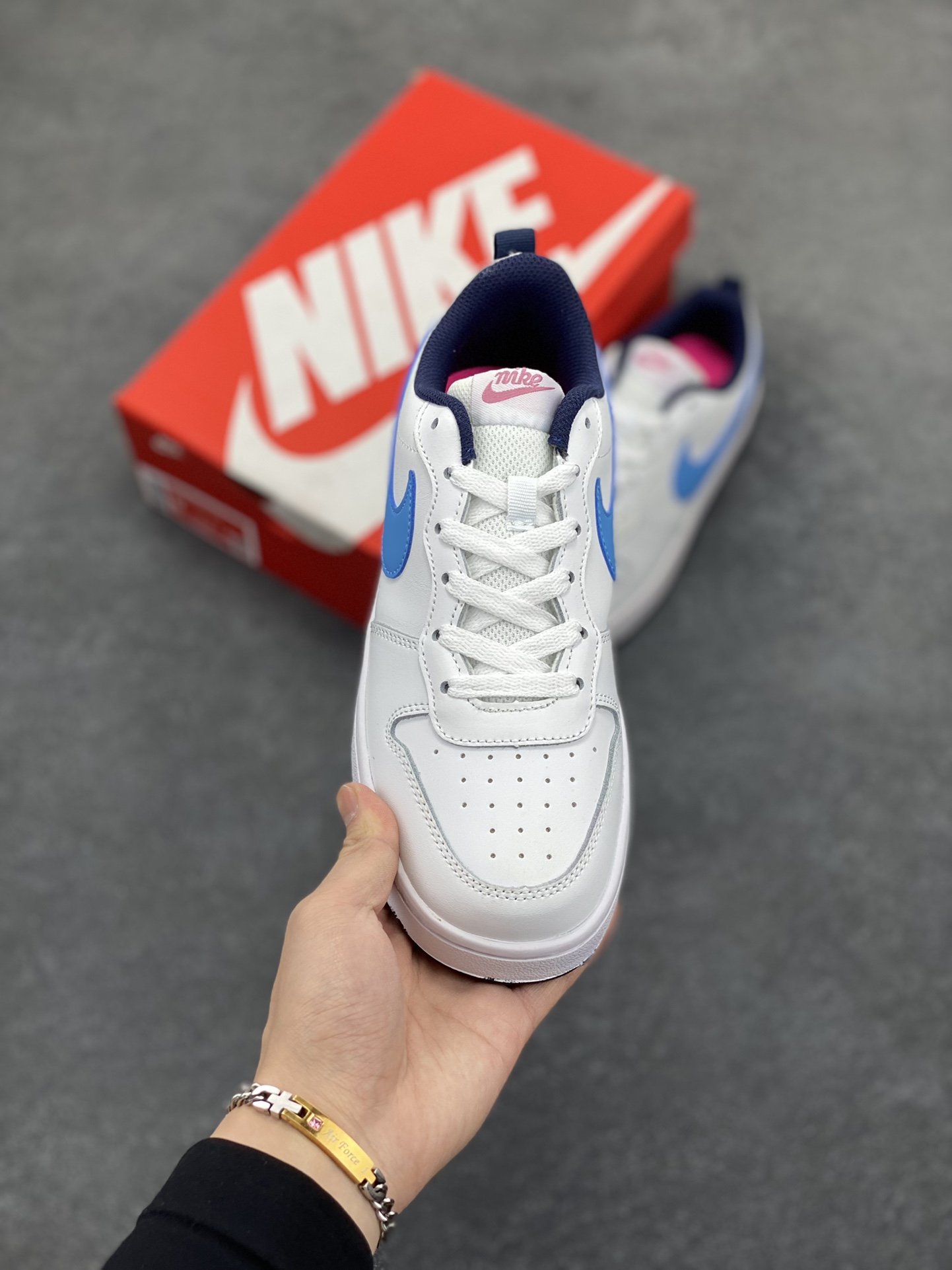 图片[2]-福利特价 Nike Court Borough Low 低帮百搭透气休闲运动板鞋男女鞋 经典耐用的设计，兼顾舒适脚感和出众风范，演绎匠心之作。结构性的支撑贴合感结合复古篮球设计，塑就场外全明星风范。 货号：BQ5448-106 尺码：36 36.5 37.5 38 38.5 39 40 40.5 41 42 42.5 43 44 45-选品中心