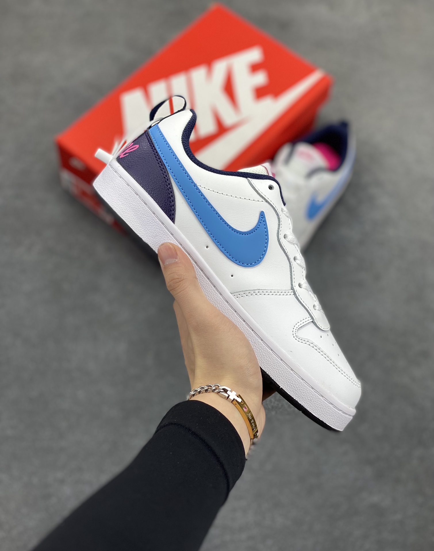 福利特价 Nike Court Borough Low 低帮百搭透气休闲运动板鞋男女鞋 经典耐用的设计,兼顾舒适脚感和出众风范,演绎匠心之作。结构性的支撑贴合感结合复古篮球设计,塑就场外全明星风范。 货号:BQ5448-106 尺码:36 36.5 37.5 38 38.5 39 40 40.5 41 42 42.5 43 44 45-选品中心