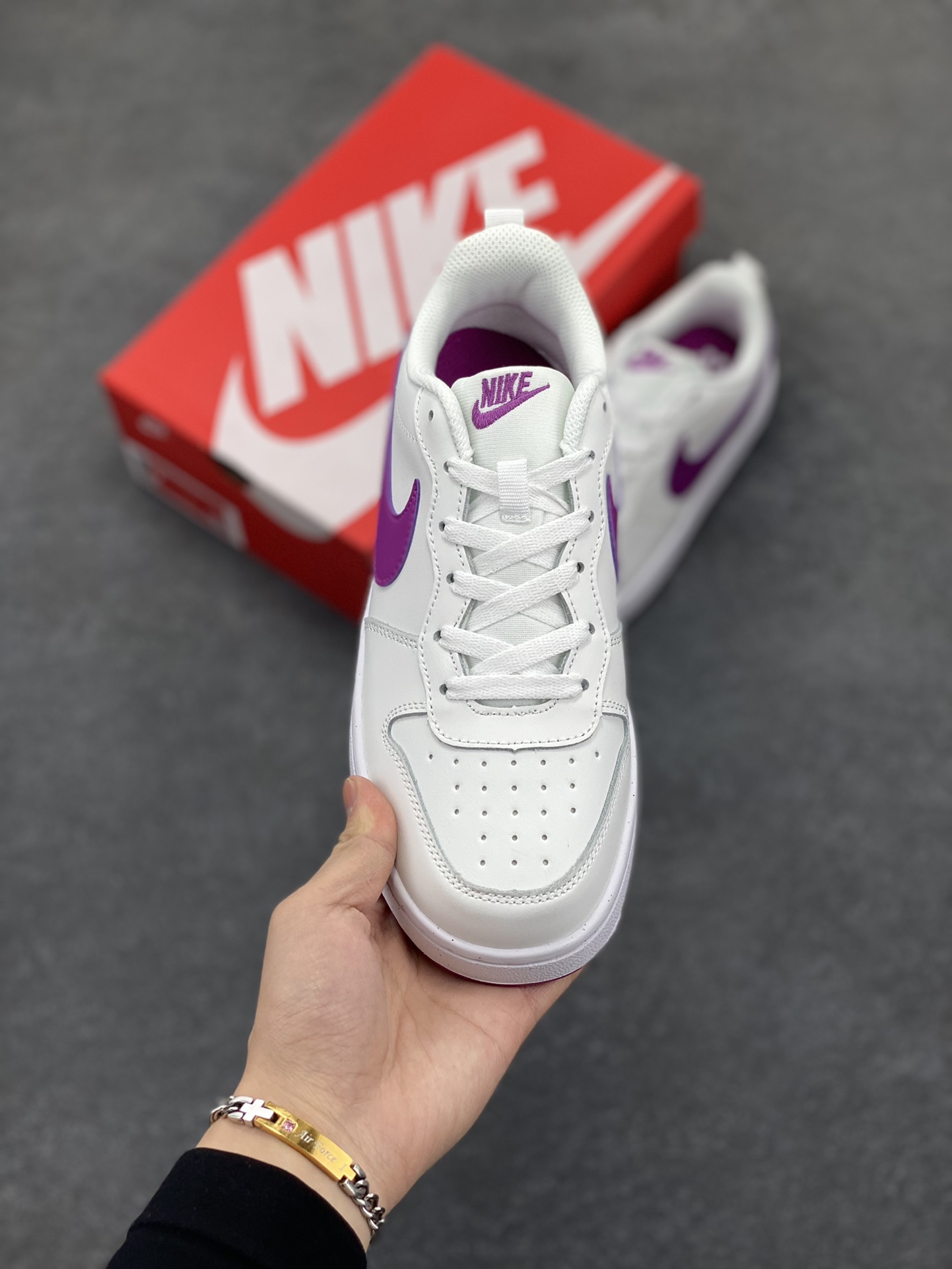 图片[2]-福利特价 Nike Court Borough Low 低帮百搭透气休闲运动板鞋男女鞋 经典耐用的设计，兼顾舒适脚感和出众风范，演绎匠心之作。结构性的支撑贴合感结合复古篮球设计，塑就场外全明星风范。 货号：DV5456-121 尺码：36 36.5 37.5 38 38.5 39 40 40.5 41 42 42.5 43 44 45-选品中心