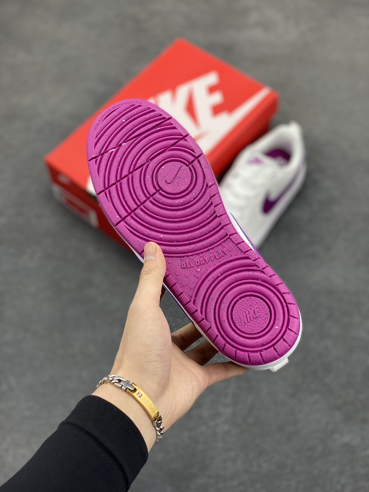 图片[5]-福利特价 Nike Court Borough Low 低帮百搭透气休闲运动板鞋男女鞋 经典耐用的设计，兼顾舒适脚感和出众风范，演绎匠心之作。结构性的支撑贴合感结合复古篮球设计，塑就场外全明星风范。 货号：DV5456-121 尺码：36 36.5 37.5 38 38.5 39 40 40.5 41 42 42.5 43 44 45-选品中心