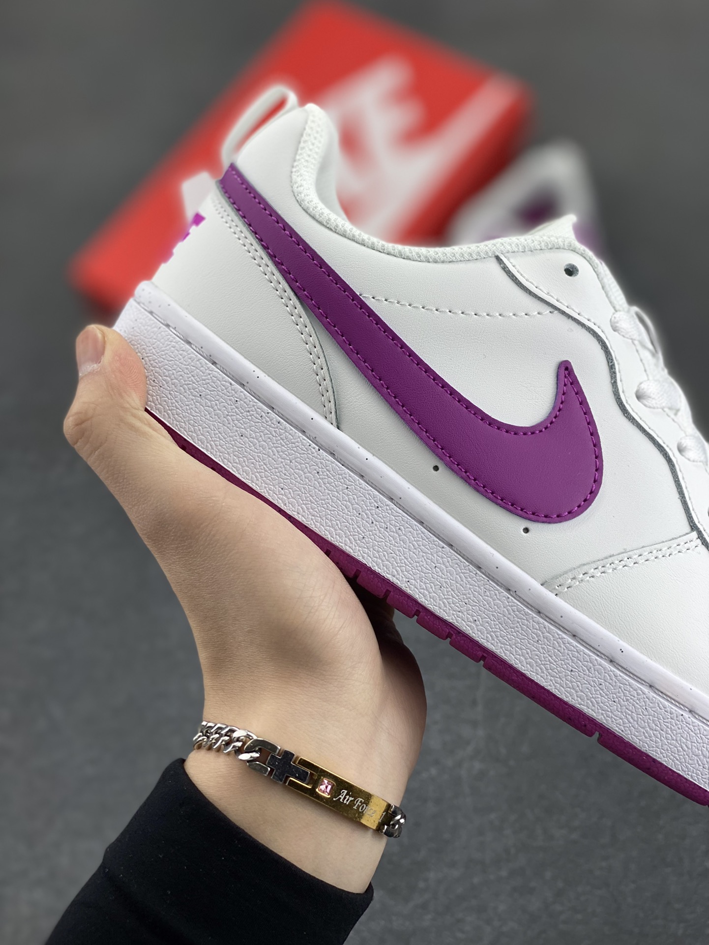 图片[6]-福利特价 Nike Court Borough Low 低帮百搭透气休闲运动板鞋男女鞋 经典耐用的设计，兼顾舒适脚感和出众风范，演绎匠心之作。结构性的支撑贴合感结合复古篮球设计，塑就场外全明星风范。 货号：DV5456-121 尺码：36 36.5 37.5 38 38.5 39 40 40.5 41 42 42.5 43 44 45-选品中心