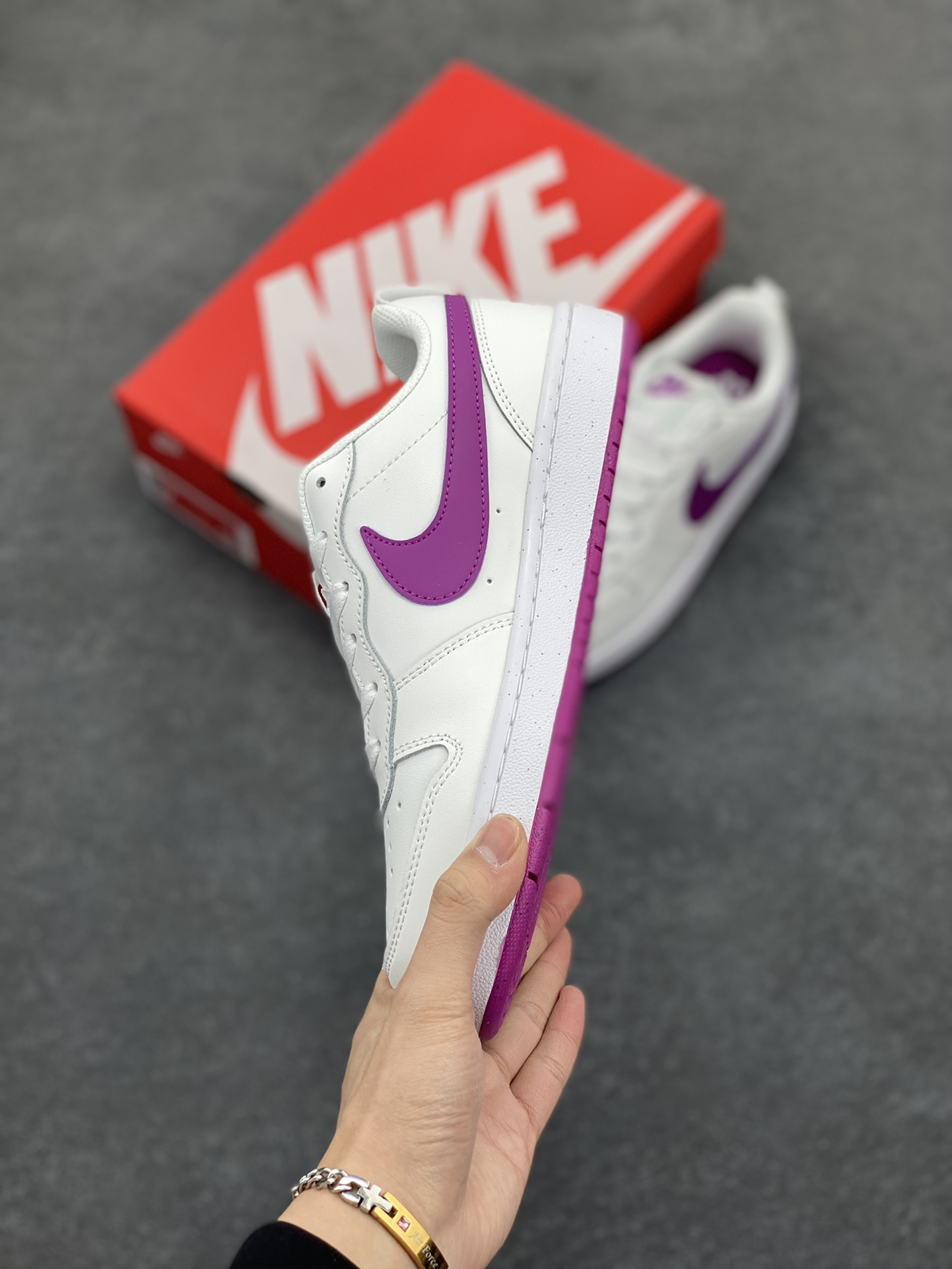 图片[3]-福利特价 Nike Court Borough Low 低帮百搭透气休闲运动板鞋男女鞋 经典耐用的设计，兼顾舒适脚感和出众风范，演绎匠心之作。结构性的支撑贴合感结合复古篮球设计，塑就场外全明星风范。 货号：DV5456-121 尺码：36 36.5 37.5 38 38.5 39 40 40.5 41 42 42.5 43 44 45-选品中心