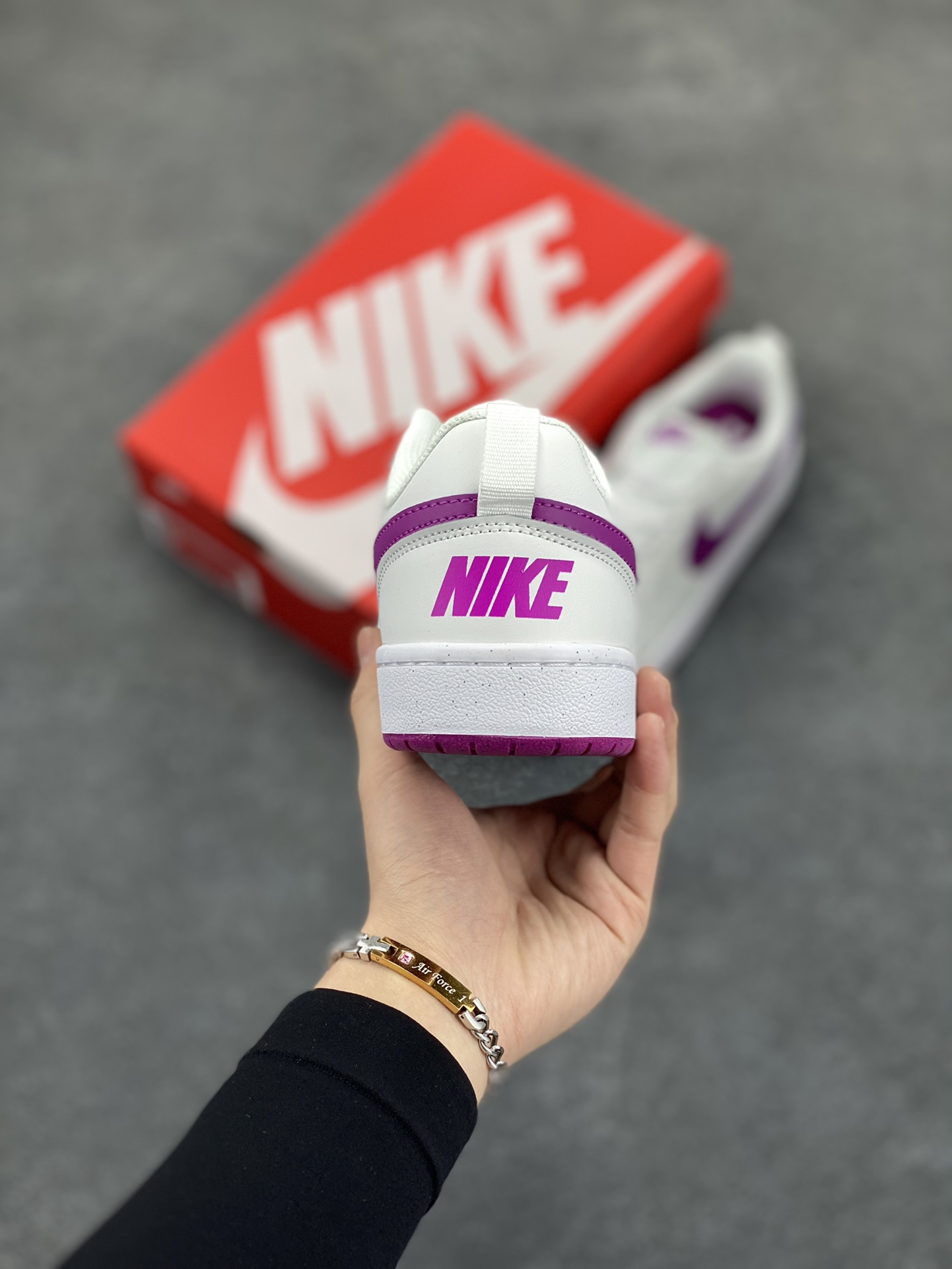 图片[4]-福利特价 Nike Court Borough Low 低帮百搭透气休闲运动板鞋男女鞋 经典耐用的设计，兼顾舒适脚感和出众风范，演绎匠心之作。结构性的支撑贴合感结合复古篮球设计，塑就场外全明星风范。 货号：DV5456-121 尺码：36 36.5 37.5 38 38.5 39 40 40.5 41 42 42.5 43 44 45-选品中心