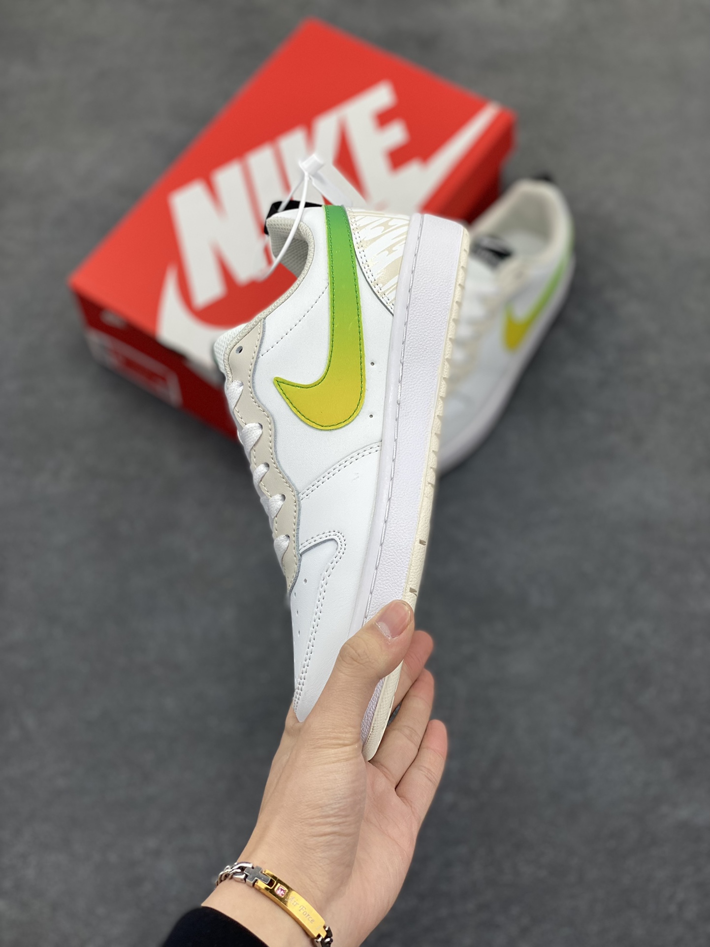 图片[3]-福利特价 Nike Court Borough Low 低帮百搭透气休闲运动板鞋男女鞋 经典耐用的设计，兼顾舒适脚感和出众风范，演绎匠心之作。结构性的支撑贴合感结合复古篮球设计，塑就场外全明星风范。 货号：FJ7692-191 尺码：36 36.5 37.5 38 38.5 39 40 40.5 41 42 42.5 43 44 45-选品中心