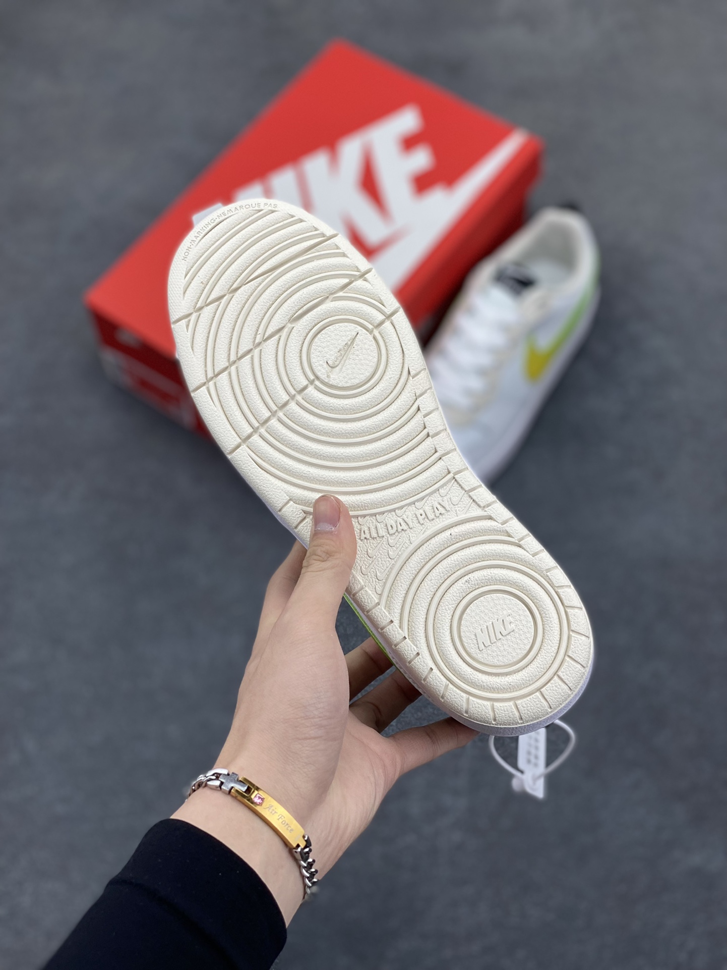 图片[5]-福利特价 Nike Court Borough Low 低帮百搭透气休闲运动板鞋男女鞋 经典耐用的设计，兼顾舒适脚感和出众风范，演绎匠心之作。结构性的支撑贴合感结合复古篮球设计，塑就场外全明星风范。 货号：FJ7692-191 尺码：36 36.5 37.5 38 38.5 39 40 40.5 41 42 42.5 43 44 45-选品中心