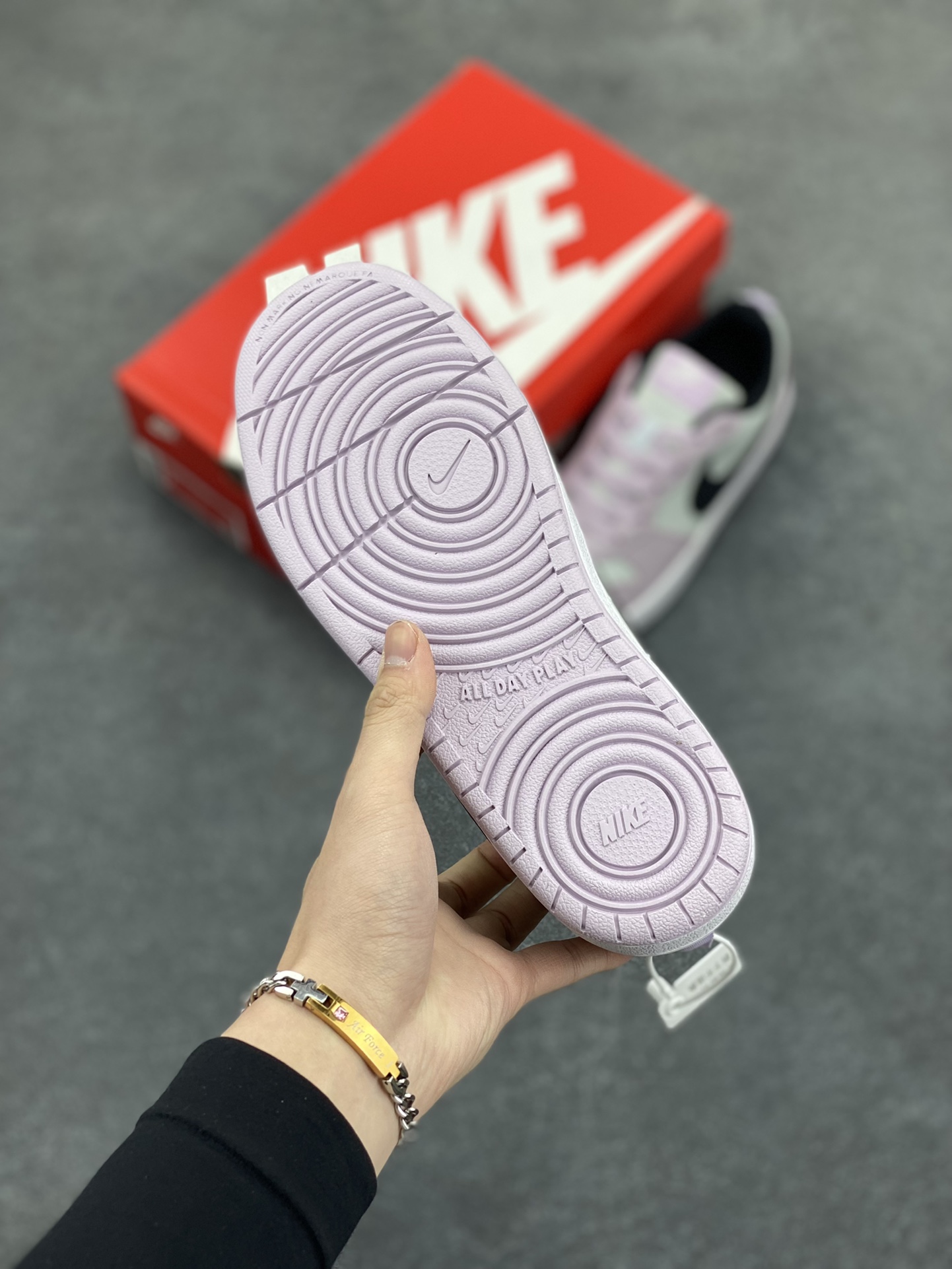 图片[5]-福利特价 Nike Court Borough Low 低帮百搭透气休闲运动板鞋男女鞋 经典耐用的设计，兼顾舒适脚感和出众风范，演绎匠心之作。结构性的支撑贴合感结合复古篮球设计，塑就场外全明星风范。 货号：BQ5448-005 尺码：36 36.5 37.5 38 38.5 39 40 40.5 41 42 42.5 43 44 45-选品中心