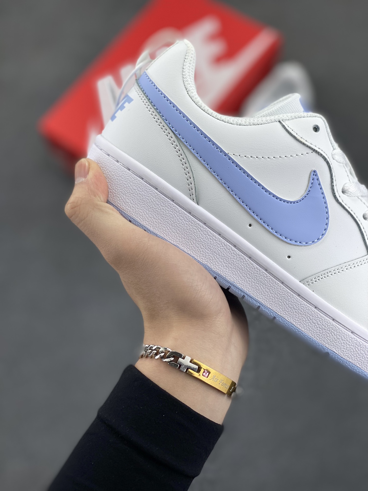 图片[6]-福利特价 Nike Court Borough Low 低帮百搭透气休闲运动板鞋男女鞋 经典耐用的设计，兼顾舒适脚感和出众风范，演绎匠心之作。结构性的支撑贴合感结合复古篮球设计，塑就场外全明星风范。 货号：DV5456-103 尺码：36 36.5 37.5 38 38.5 39 40 40.5 41 42 42.5 43 44 45-选品中心