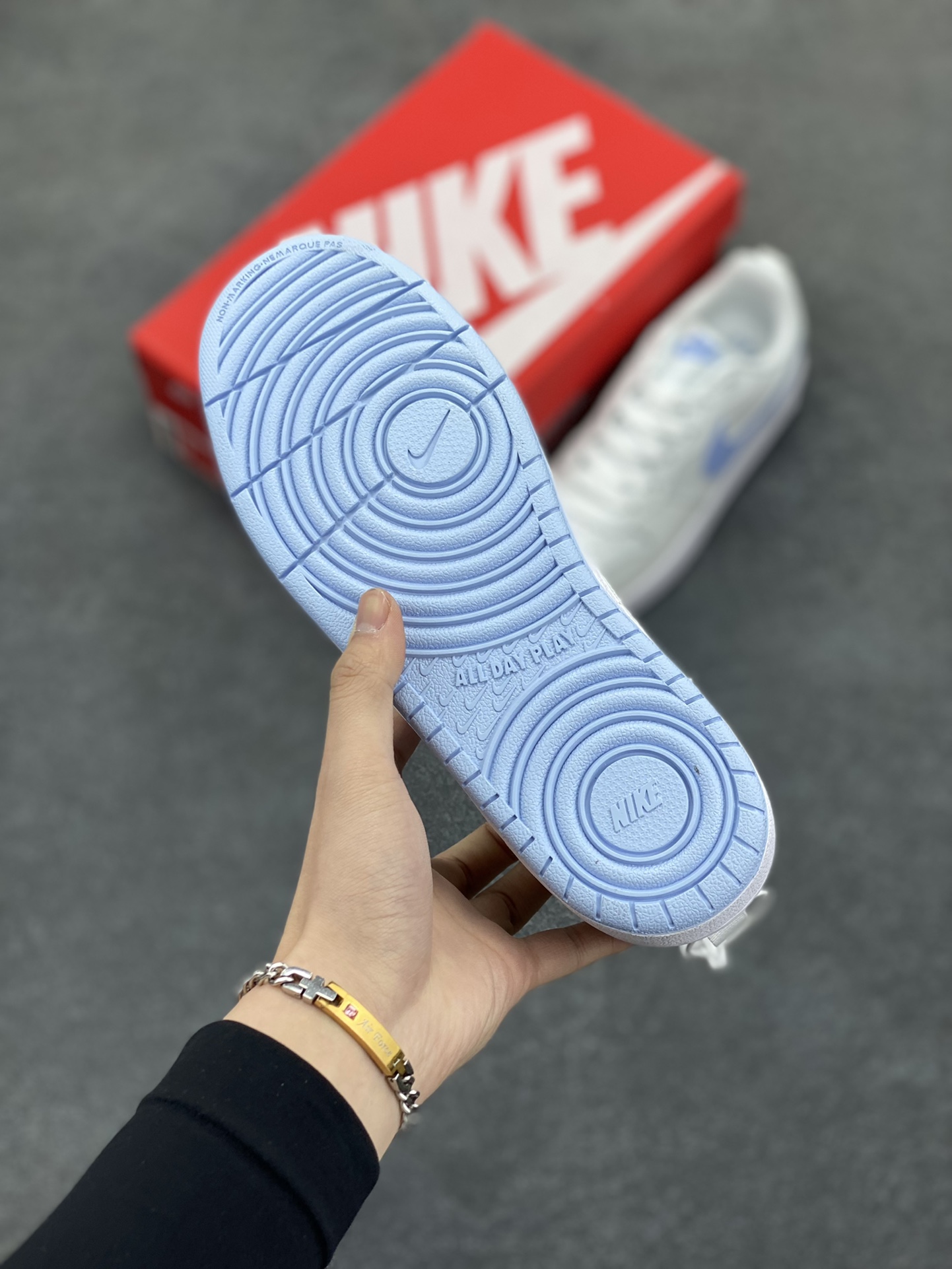 图片[5]-福利特价 Nike Court Borough Low 低帮百搭透气休闲运动板鞋男女鞋 经典耐用的设计，兼顾舒适脚感和出众风范，演绎匠心之作。结构性的支撑贴合感结合复古篮球设计，塑就场外全明星风范。 货号：DV5456-103 尺码：36 36.5 37.5 38 38.5 39 40 40.5 41 42 42.5 43 44 45-选品中心