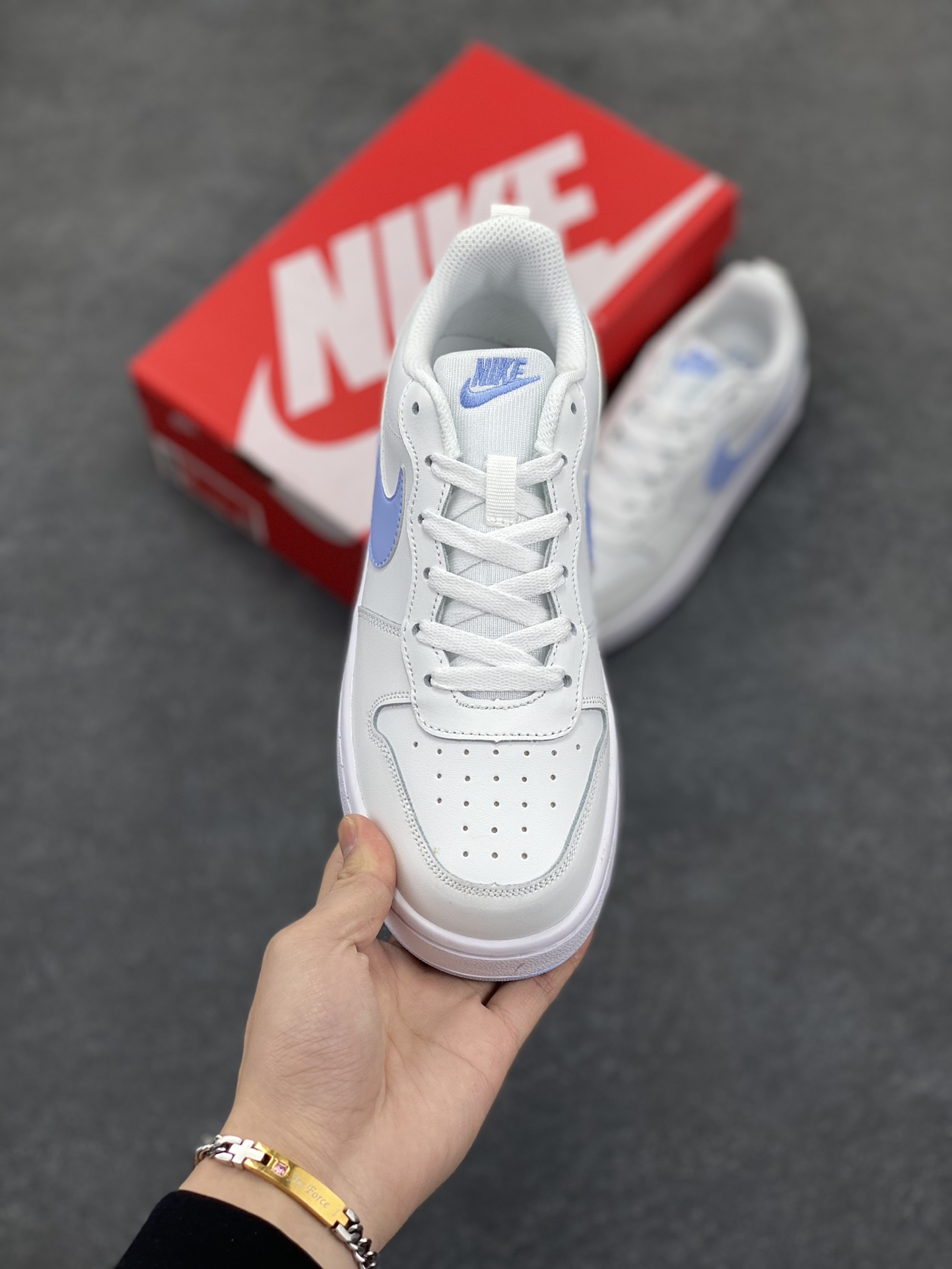 图片[2]-福利特价 Nike Court Borough Low 低帮百搭透气休闲运动板鞋男女鞋 经典耐用的设计，兼顾舒适脚感和出众风范，演绎匠心之作。结构性的支撑贴合感结合复古篮球设计，塑就场外全明星风范。 货号：DV5456-103 尺码：36 36.5 37.5 38 38.5 39 40 40.5 41 42 42.5 43 44 45-选品中心