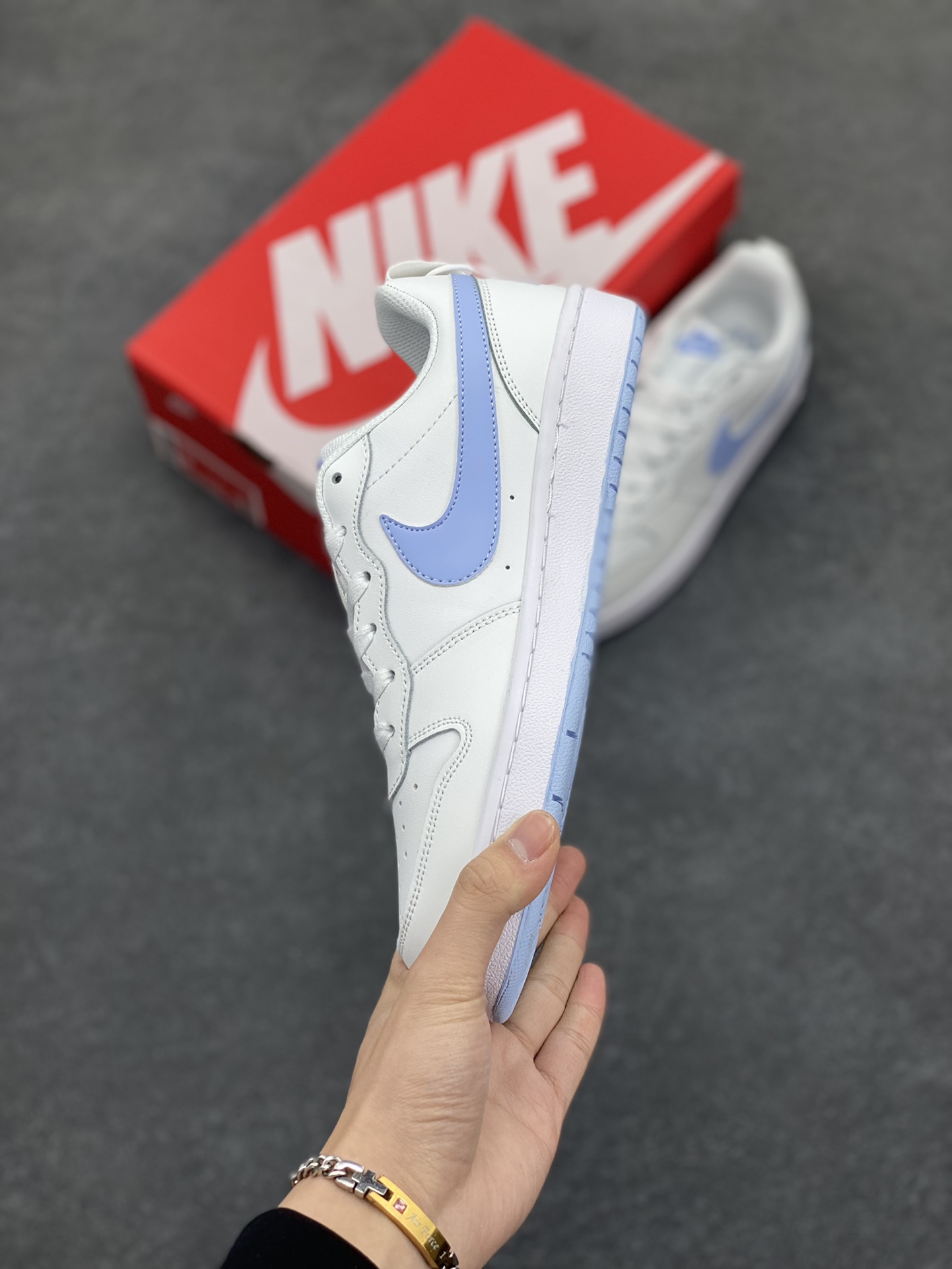 图片[3]-福利特价 Nike Court Borough Low 低帮百搭透气休闲运动板鞋男女鞋 经典耐用的设计，兼顾舒适脚感和出众风范，演绎匠心之作。结构性的支撑贴合感结合复古篮球设计，塑就场外全明星风范。 货号：DV5456-103 尺码：36 36.5 37.5 38 38.5 39 40 40.5 41 42 42.5 43 44 45-选品中心