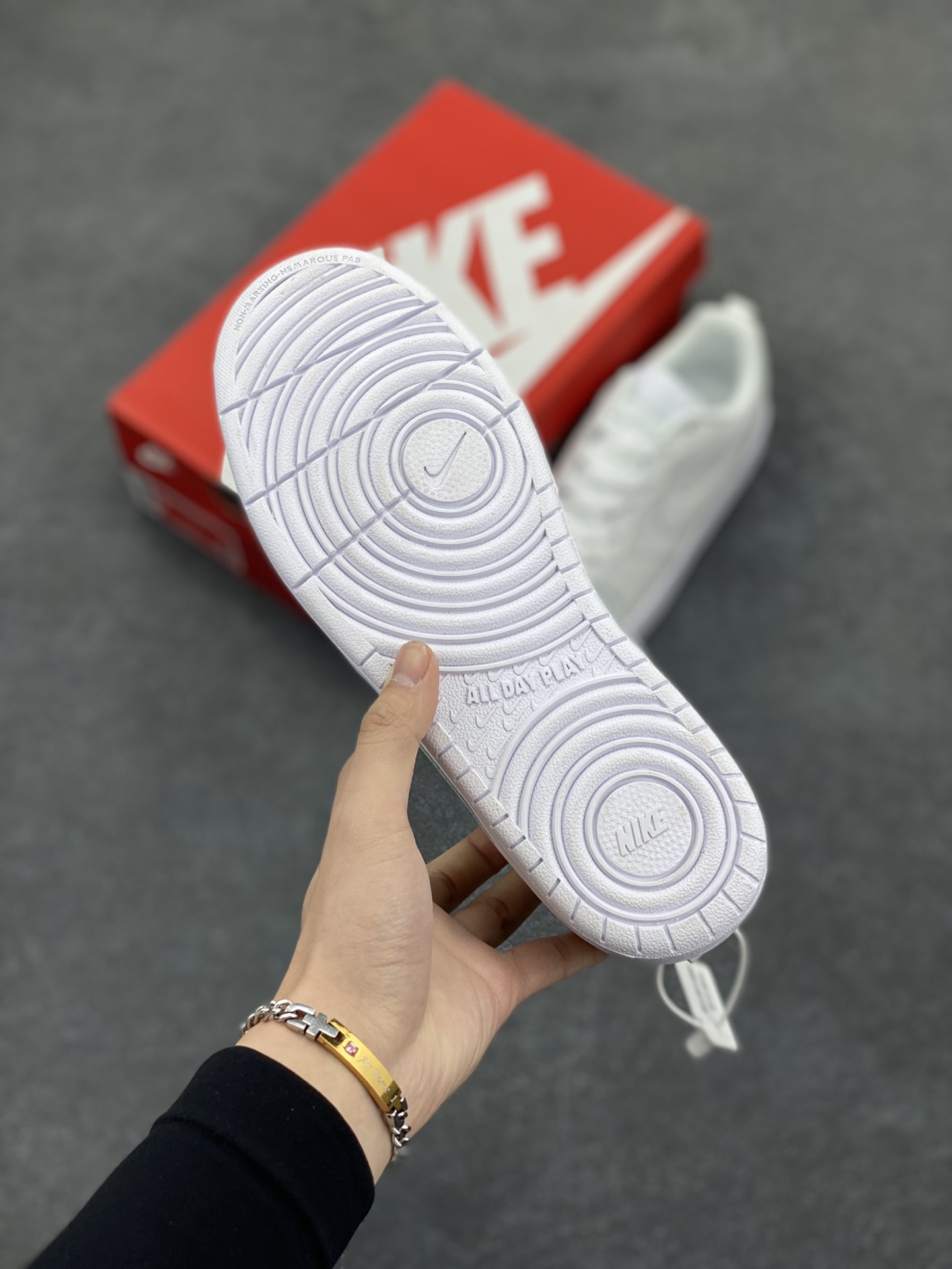 图片[5]-福利特价 Nike Court Borough Low 低帮百搭透气休闲运动板鞋男女鞋 经典耐用的设计，兼顾舒适脚感和出众风范，演绎匠心之作。结构性的支撑贴合感结合复古篮球设计，塑就场外全明星风范。 货号：BQ5448-100 尺码：36 36.5 37.5 38 38.5 39 40 40.5 41 42 42.5 43 44 45-选品中心