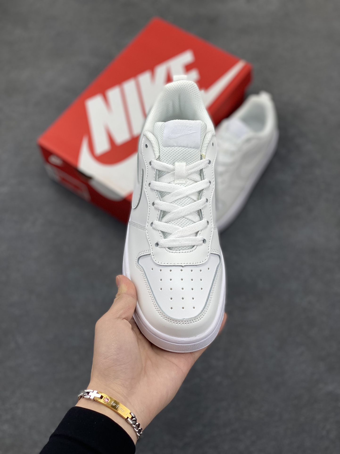 图片[2]-福利特价 Nike Court Borough Low 低帮百搭透气休闲运动板鞋男女鞋 经典耐用的设计，兼顾舒适脚感和出众风范，演绎匠心之作。结构性的支撑贴合感结合复古篮球设计，塑就场外全明星风范。 货号：BQ5448-100 尺码：36 36.5 37.5 38 38.5 39 40 40.5 41 42 42.5 43 44 45-选品中心