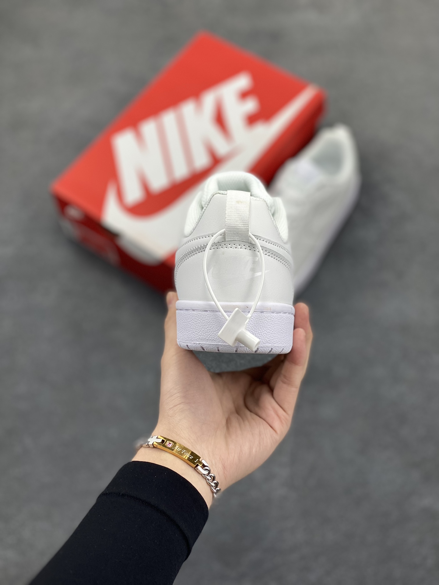 图片[4]-福利特价 Nike Court Borough Low 低帮百搭透气休闲运动板鞋男女鞋 经典耐用的设计，兼顾舒适脚感和出众风范，演绎匠心之作。结构性的支撑贴合感结合复古篮球设计，塑就场外全明星风范。 货号：BQ5448-100 尺码：36 36.5 37.5 38 38.5 39 40 40.5 41 42 42.5 43 44 45-选品中心