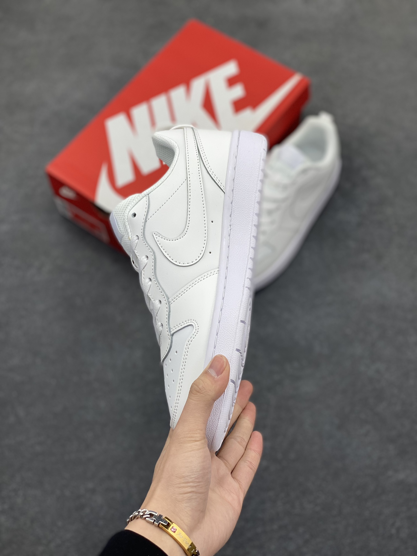 图片[3]-福利特价 Nike Court Borough Low 低帮百搭透气休闲运动板鞋男女鞋 经典耐用的设计，兼顾舒适脚感和出众风范，演绎匠心之作。结构性的支撑贴合感结合复古篮球设计，塑就场外全明星风范。 货号：BQ5448-100 尺码：36 36.5 37.5 38 38.5 39 40 40.5 41 42 42.5 43 44 45-选品中心