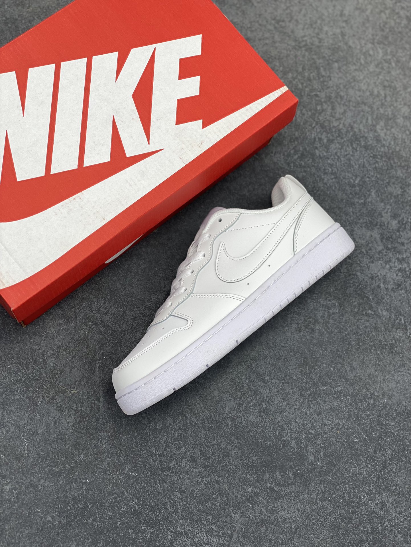 图片[7]-福利特价 Nike Court Borough Low 低帮百搭透气休闲运动板鞋男女鞋 经典耐用的设计，兼顾舒适脚感和出众风范，演绎匠心之作。结构性的支撑贴合感结合复古篮球设计，塑就场外全明星风范。 货号：BQ5448-100 尺码：36 36.5 37.5 38 38.5 39 40 40.5 41 42 42.5 43 44 45-选品中心